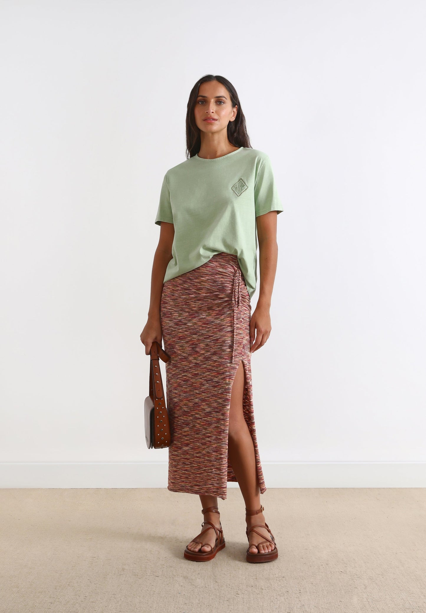 T-SHIRT COM BORDADO NO PEITO