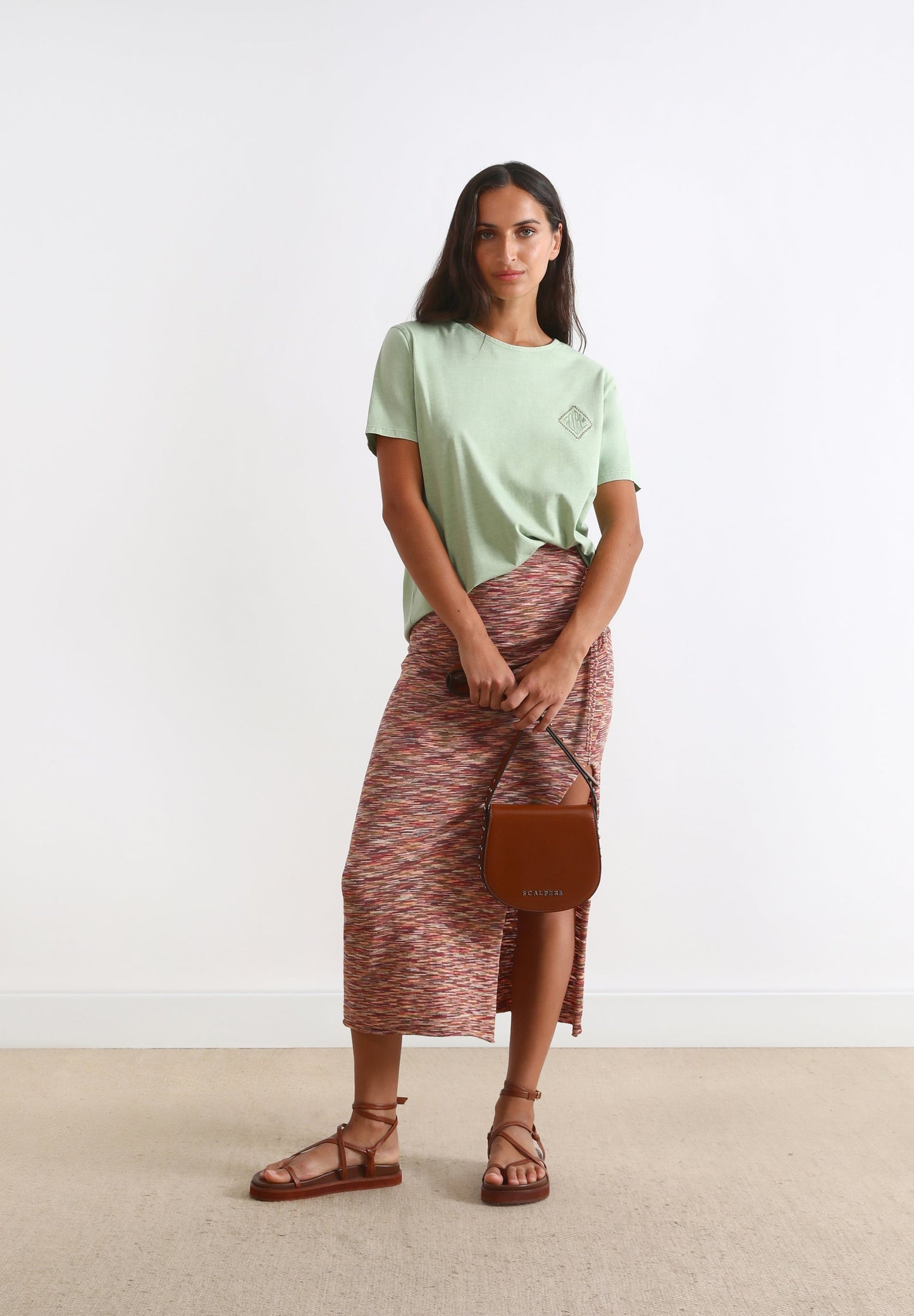 T-SHIRT COM BORDADO NO PEITO