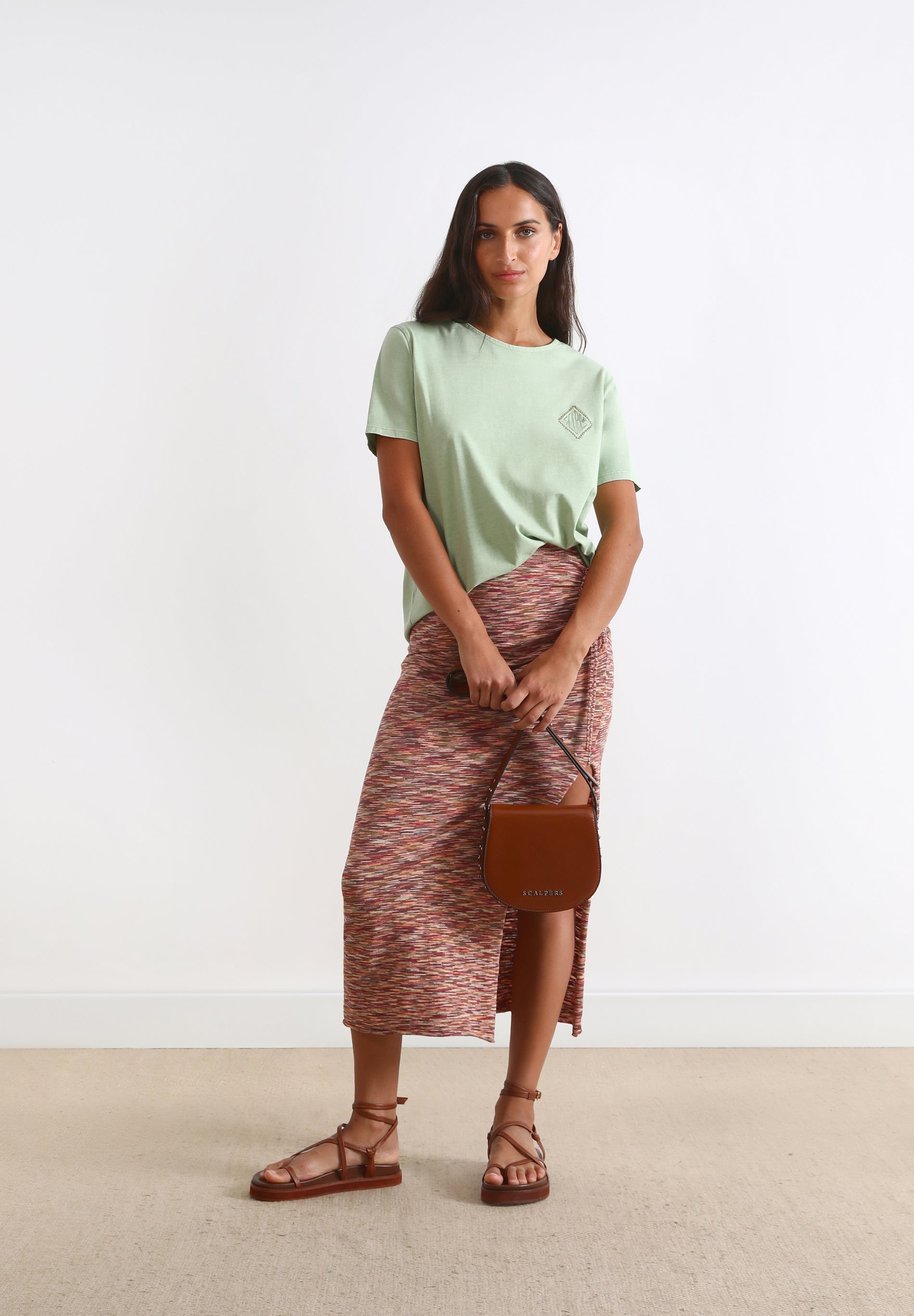 T-SHIRT COM BORDADO NO PEITO