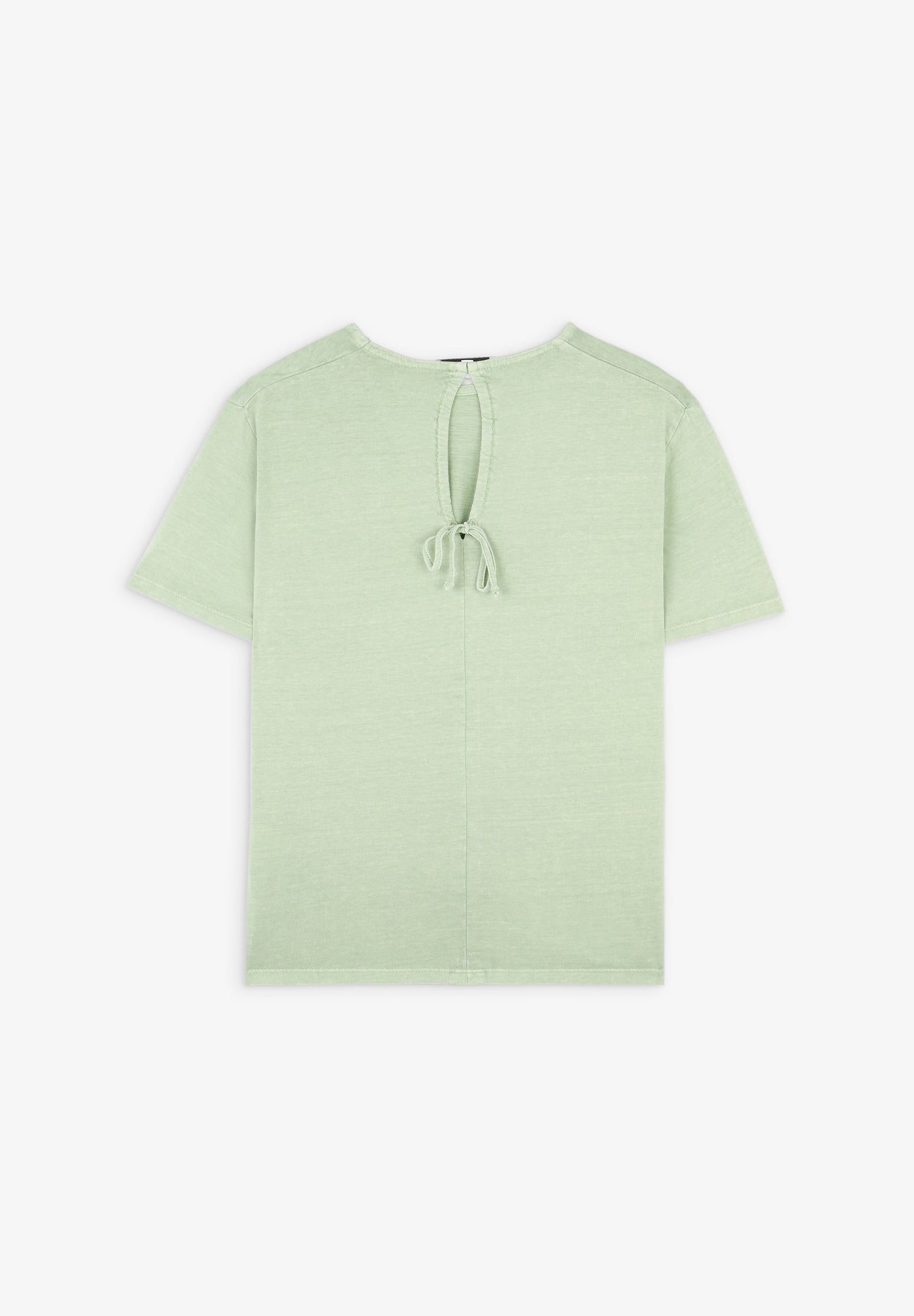 T-SHIRT COM BORDADO NO PEITO