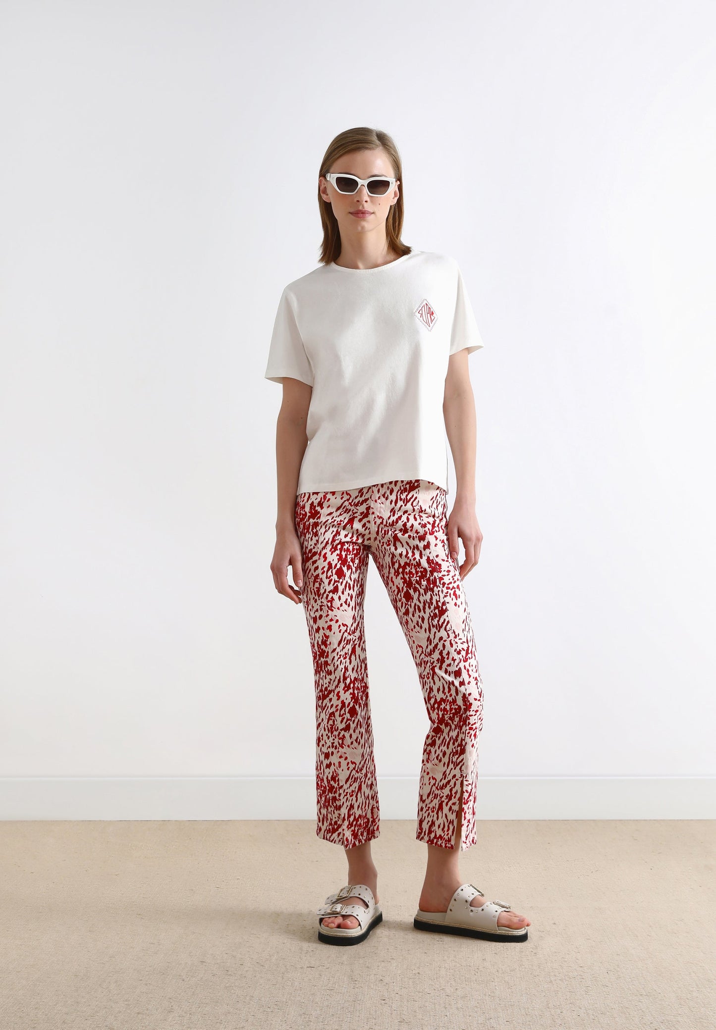 T-SHIRT COM BORDADO NO PEITO