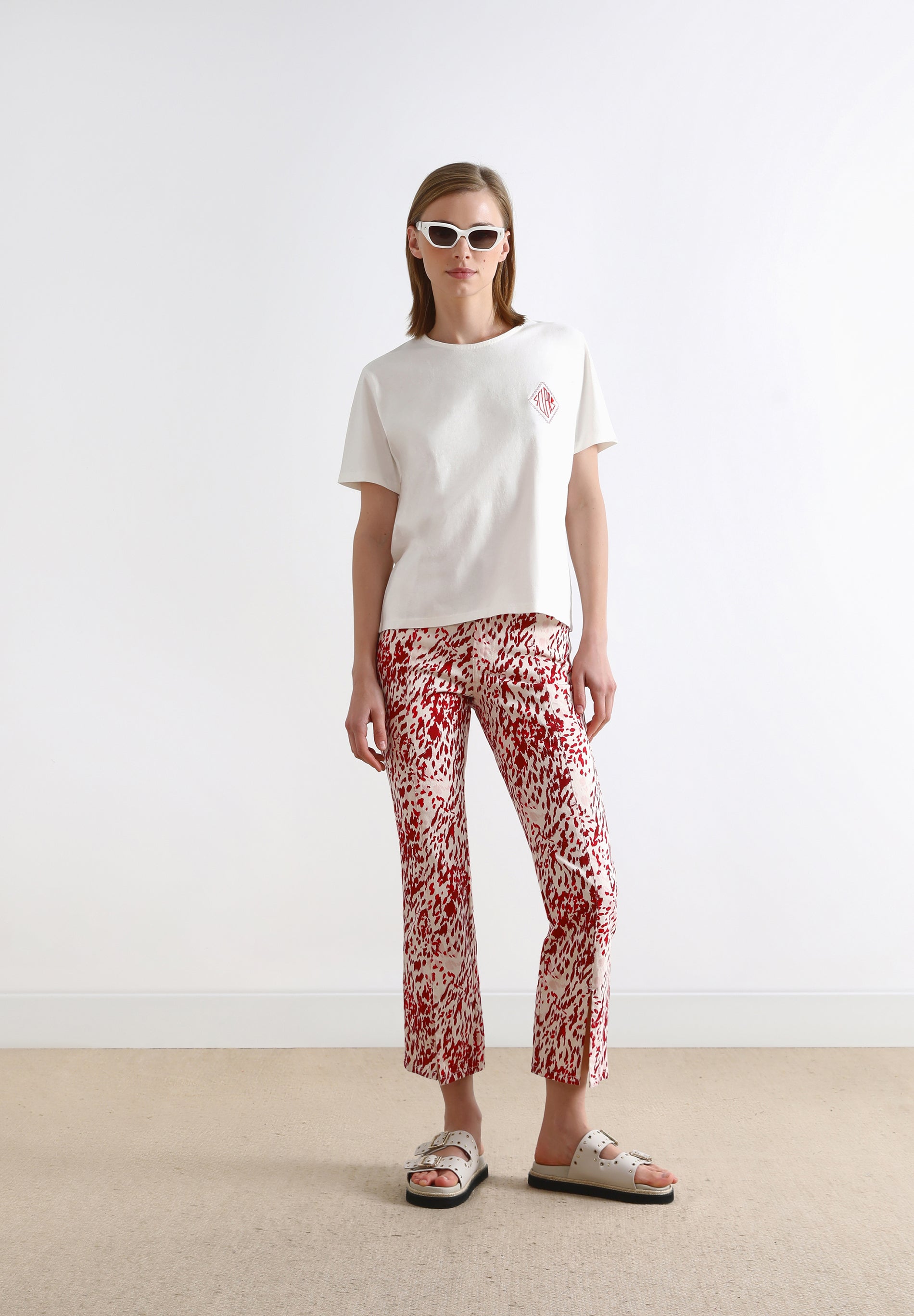 T-SHIRT COM BORDADO NO PEITO