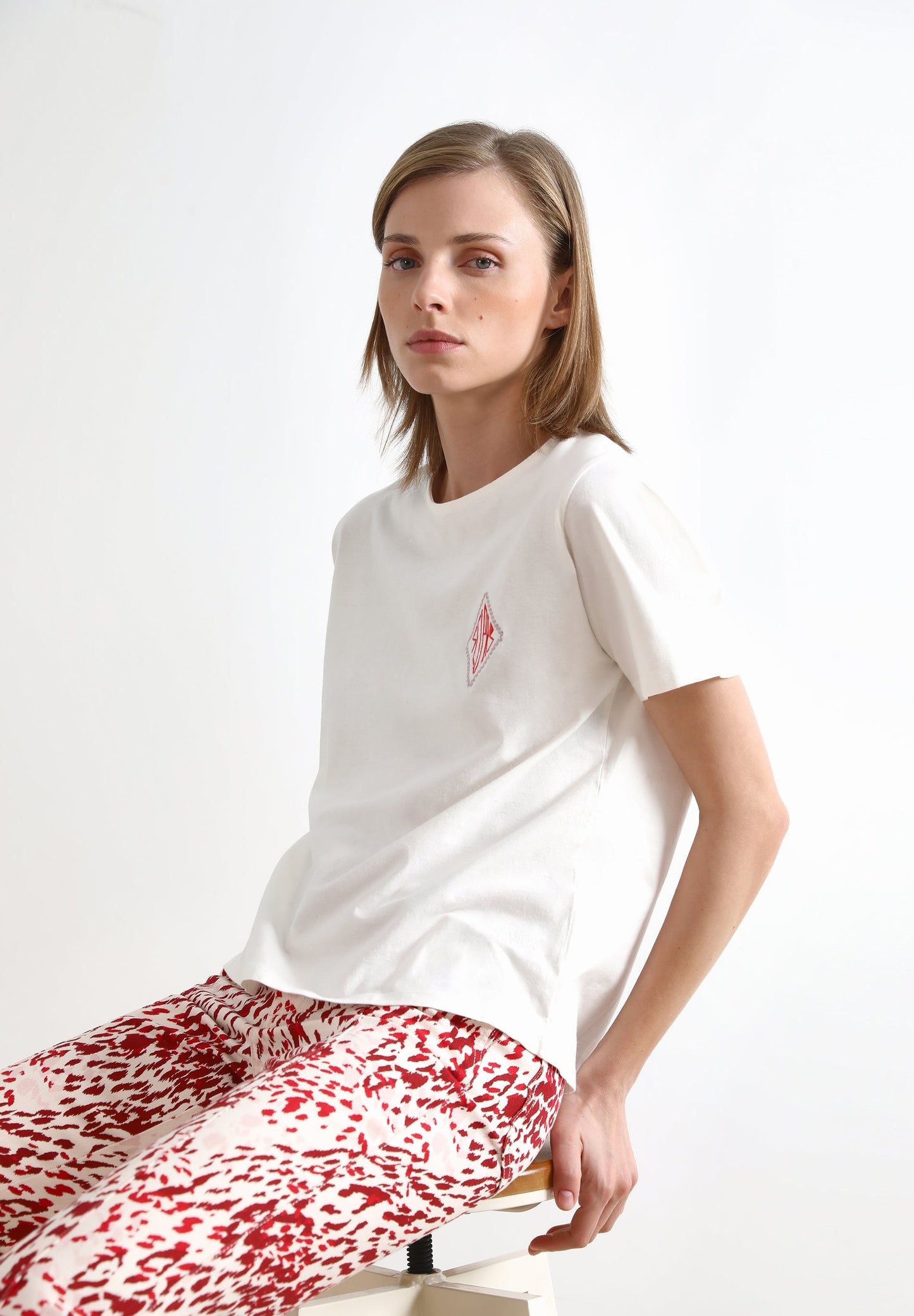 T-SHIRT COM BORDADO NO PEITO