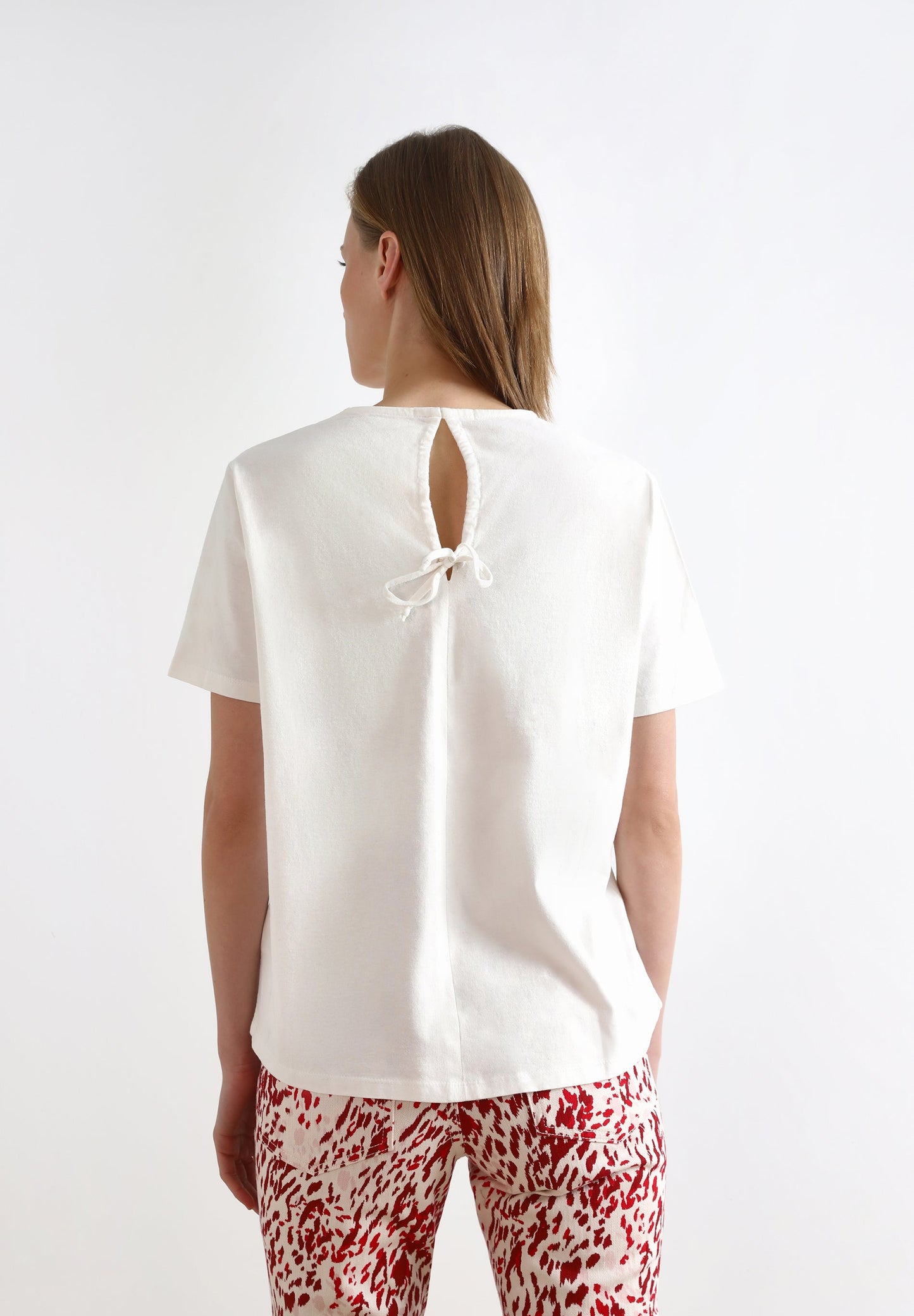 T-SHIRT COM BORDADO NO PEITO