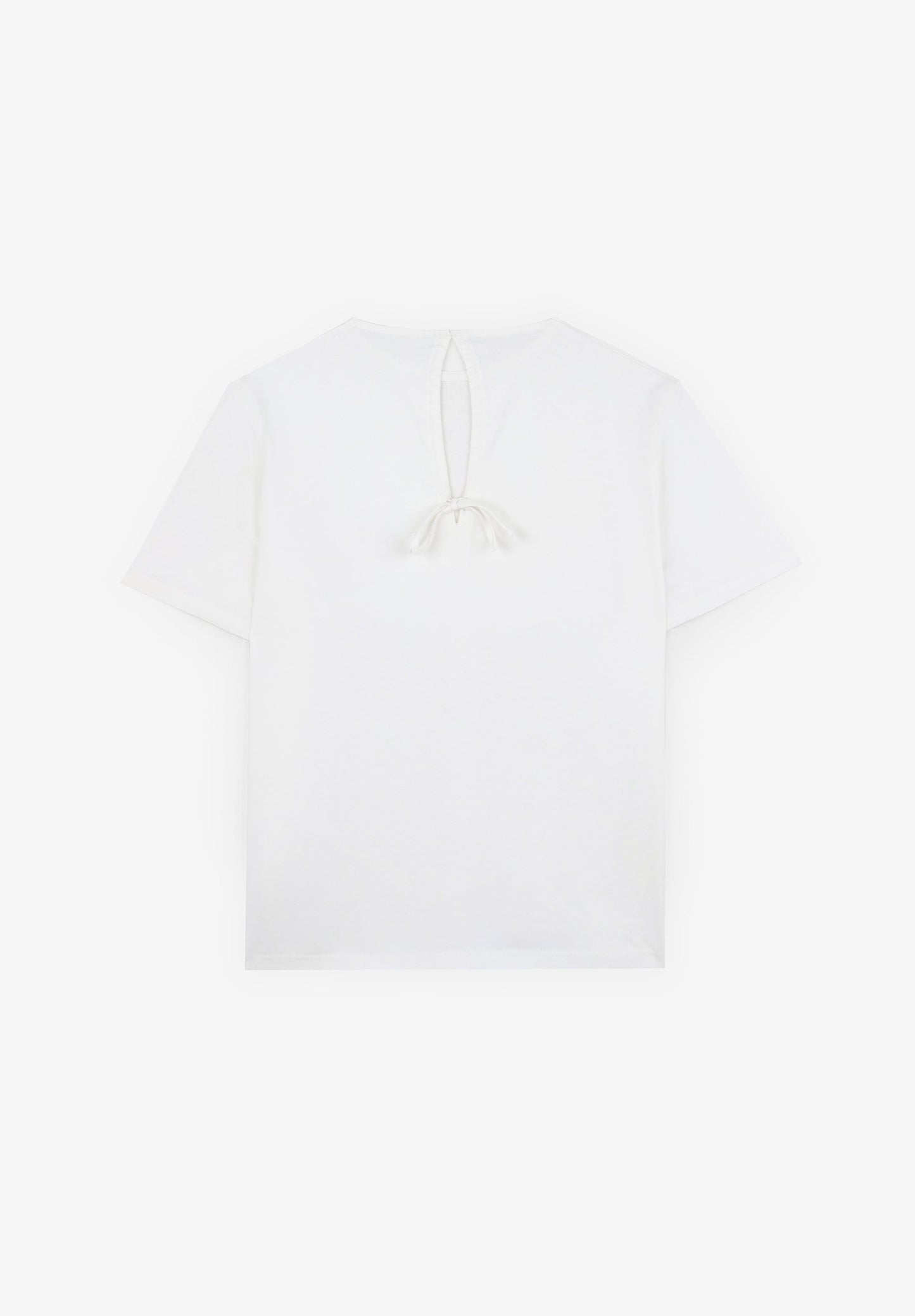 T-SHIRT COM BORDADO NO PEITO