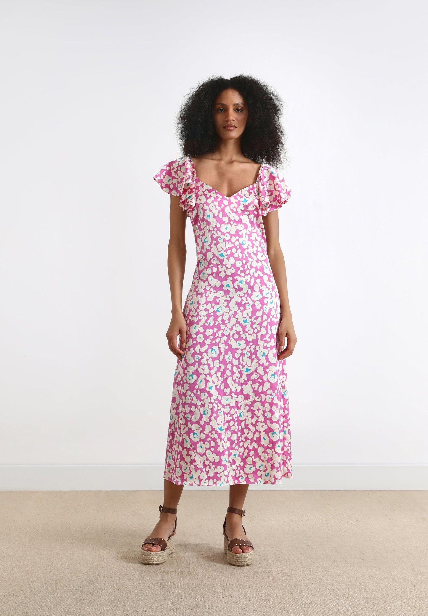 VESTIDO COM ESTAMPADO ANIMAL E MANGA DE FOLHO