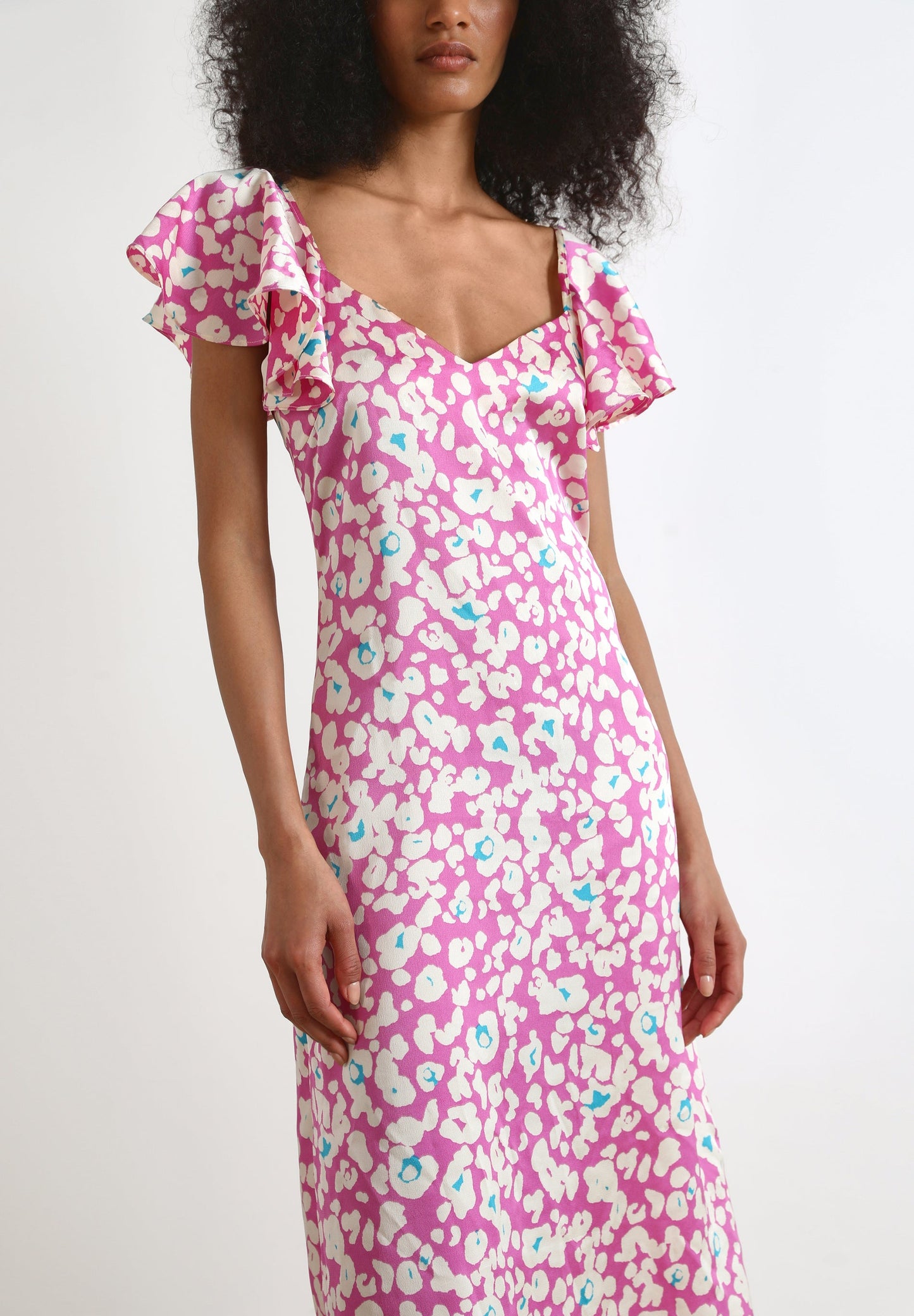 VESTIDO COM ESTAMPADO ANIMAL E MANGA DE FOLHO