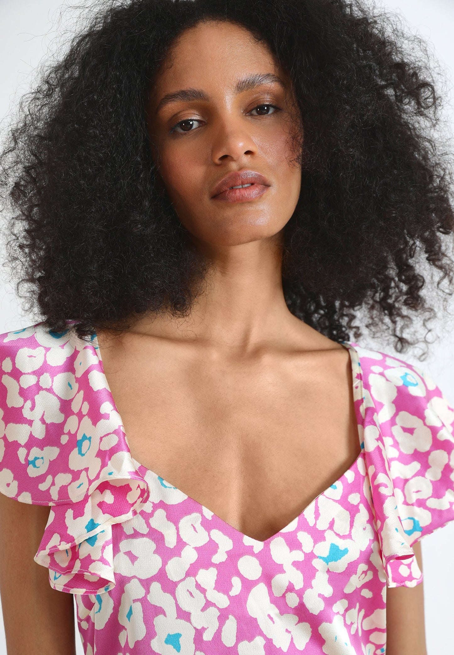 VESTIDO COM ESTAMPADO ANIMAL E MANGA DE FOLHO