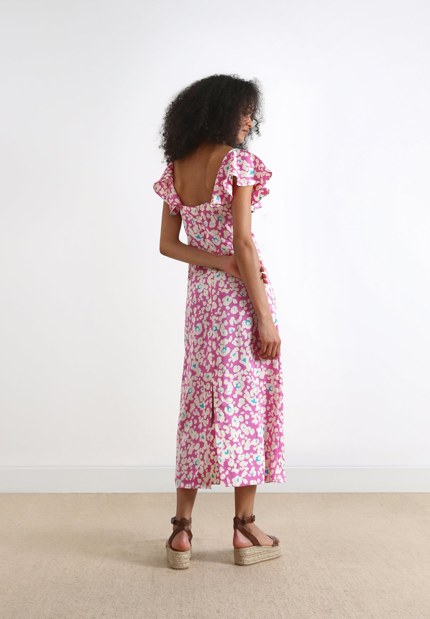 VESTIDO COM ESTAMPADO ANIMAL E MANGA DE FOLHO