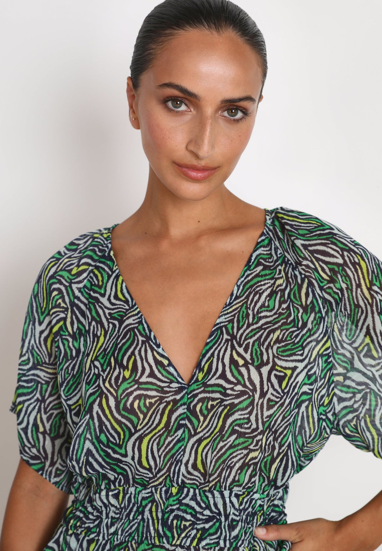 TOP COM ESTAMPADO ANIMAL E FRANZIDO