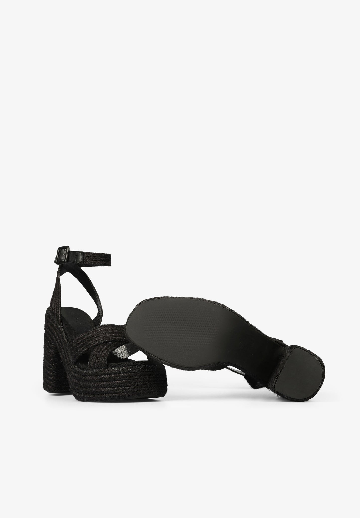 SANDÁLIAS DE TACÃO EM RÁFIA