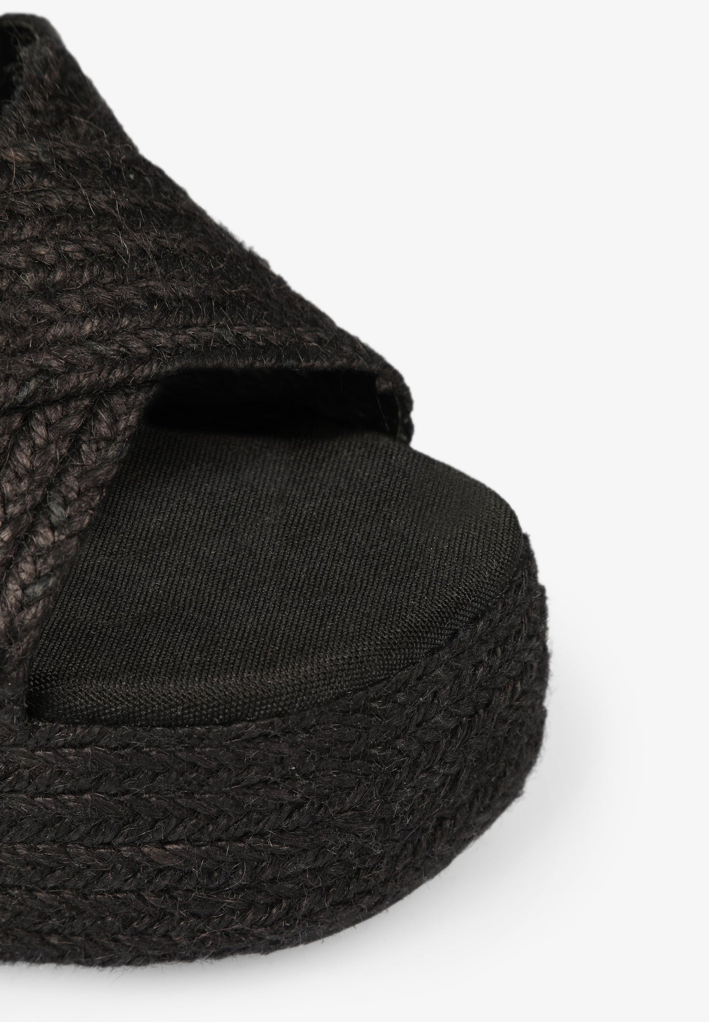 SANDÁLIAS DE TACÃO EM RÁFIA