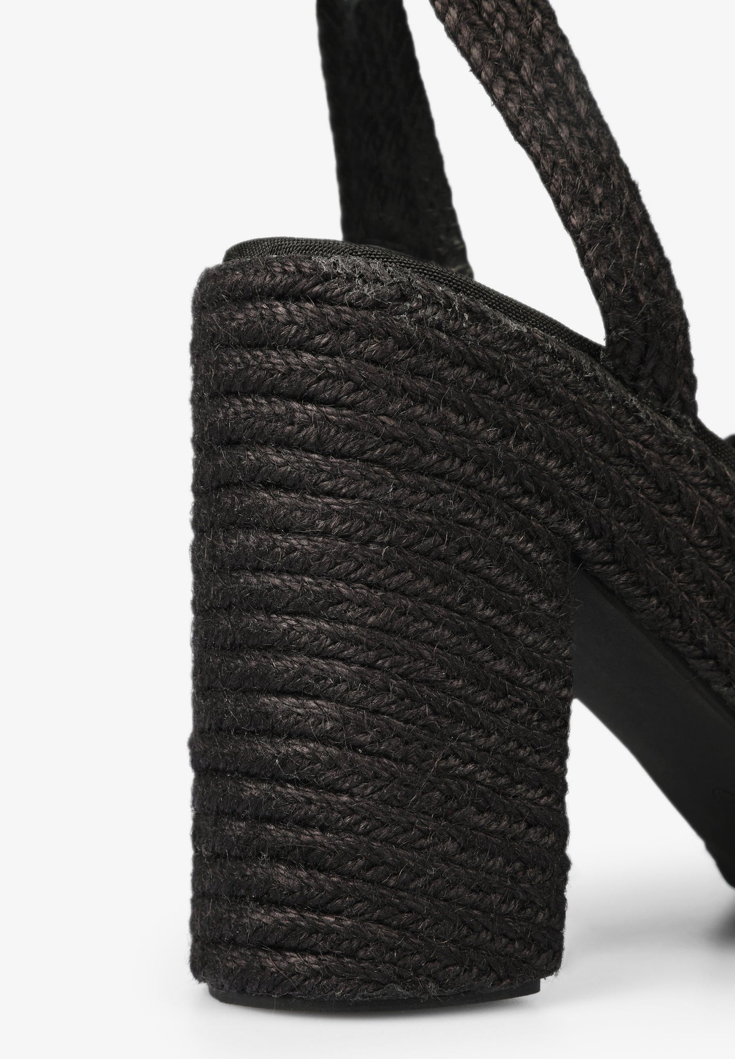 SANDÁLIAS DE TACÃO EM RÁFIA