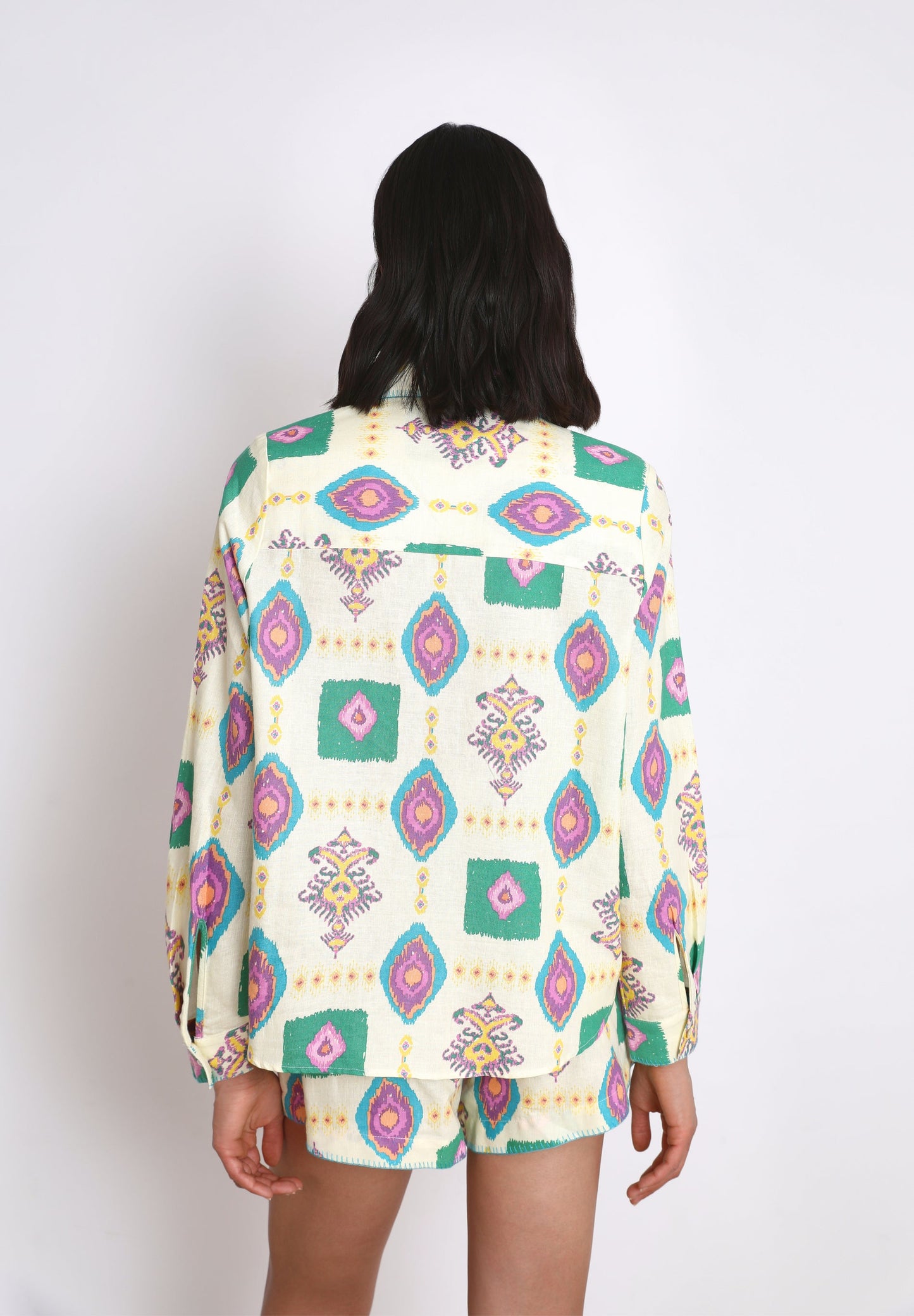 CAMISA COM PADRÃO IKAT