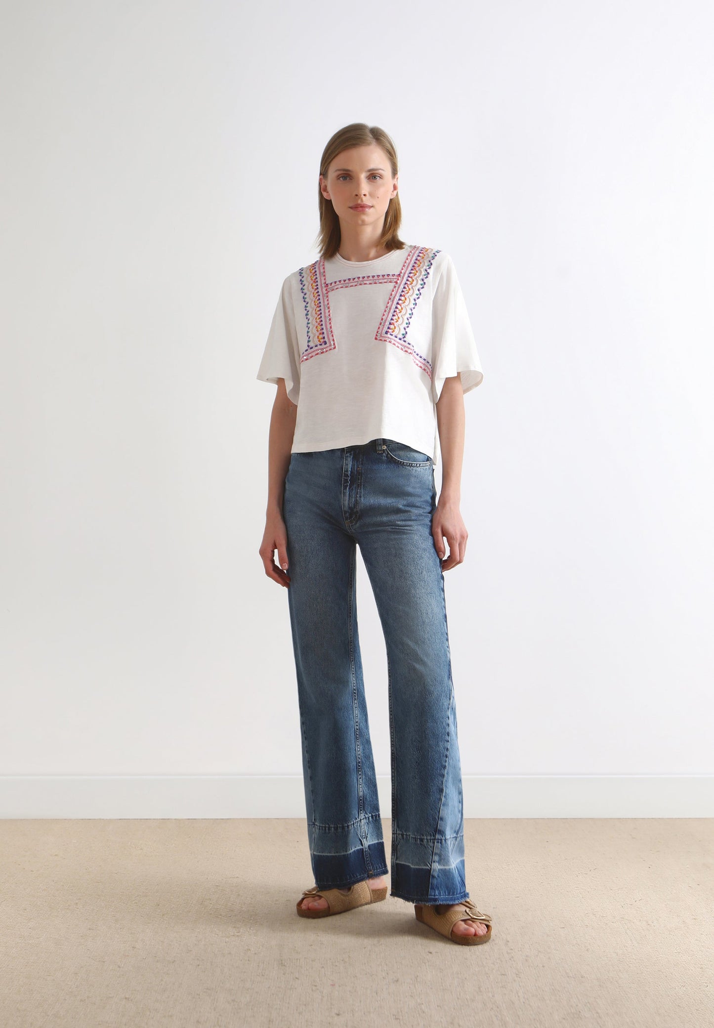 T-SHIRT COM BORDADO DE BEADING