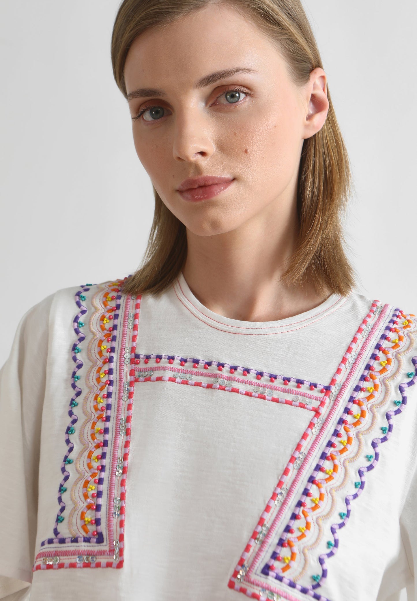 T-SHIRT COM BORDADO DE BEADING