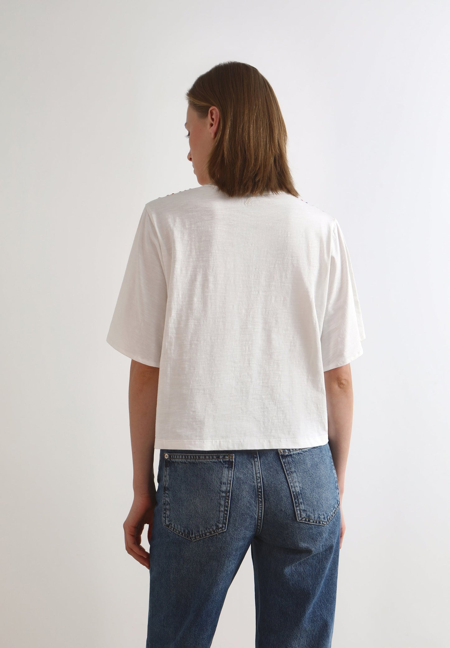 T-SHIRT COM BORDADO DE BEADING