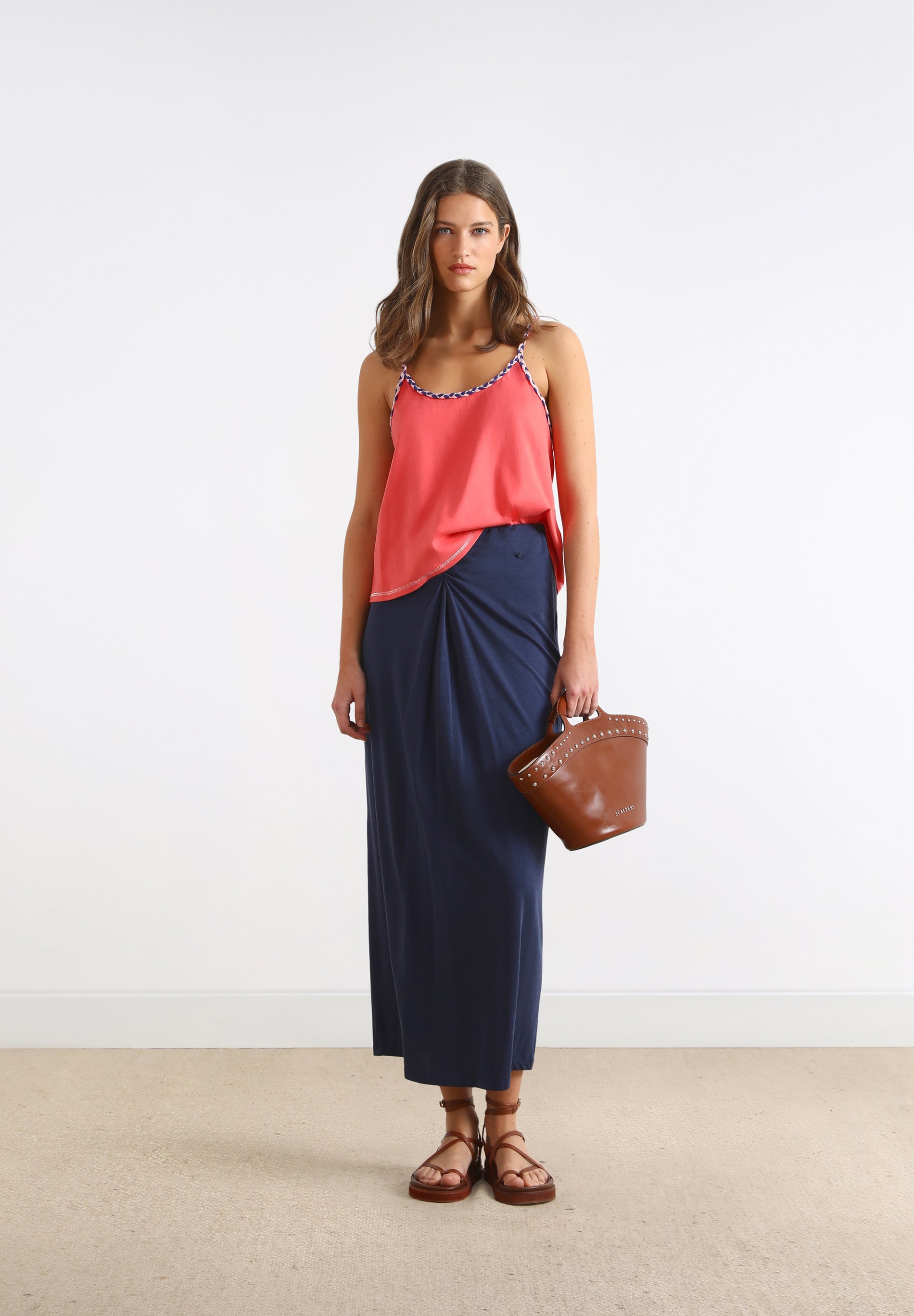 T-SHIRT DE ALÇAS COM PORMENOR