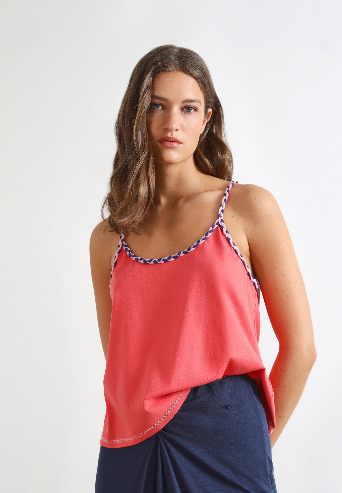 T-SHIRT DE ALÇAS COM PORMENOR