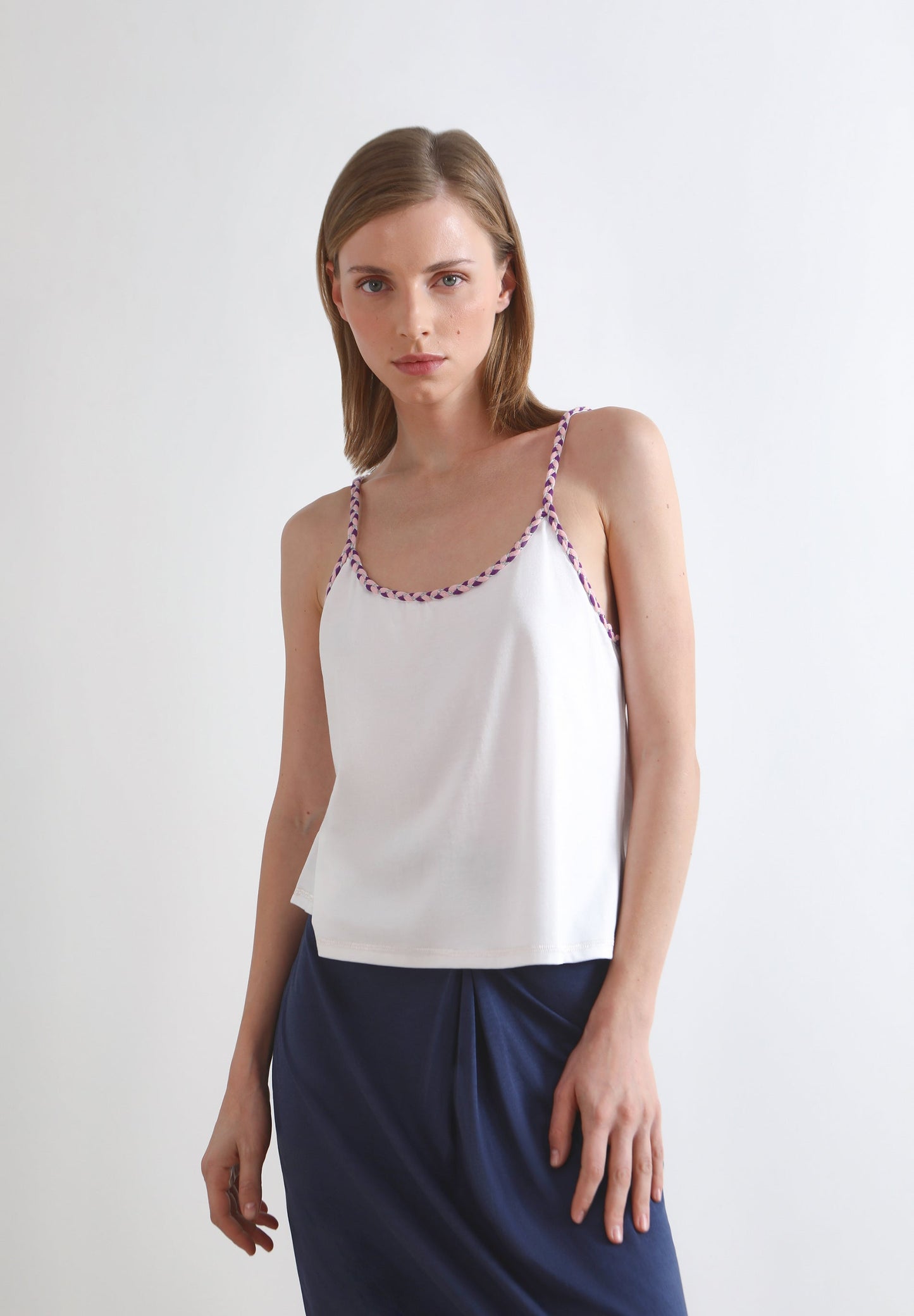 T-SHIRT DE ALÇAS COM PORMENOR