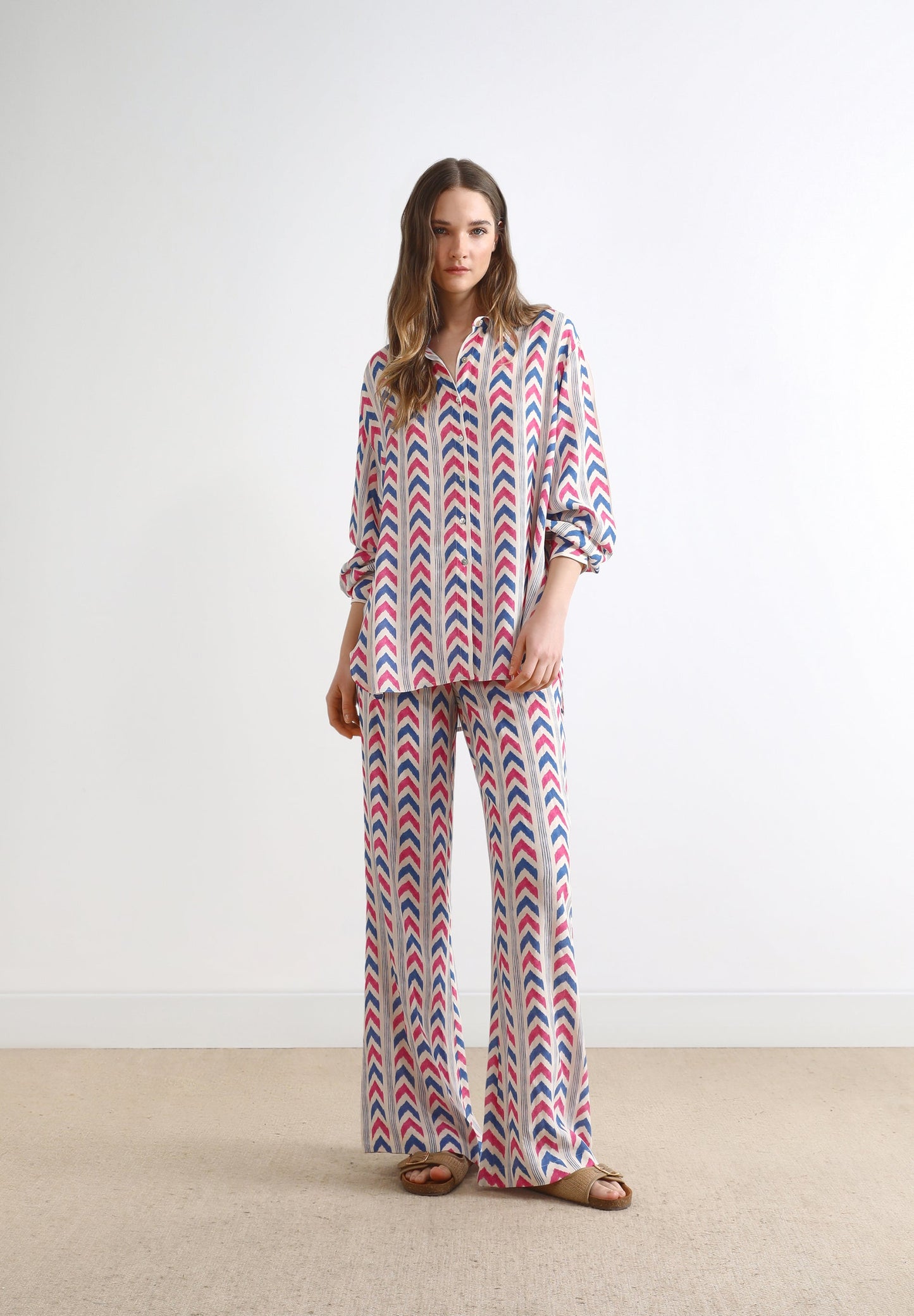 CALÇAS BOCA DE SINO COM PADRÃO