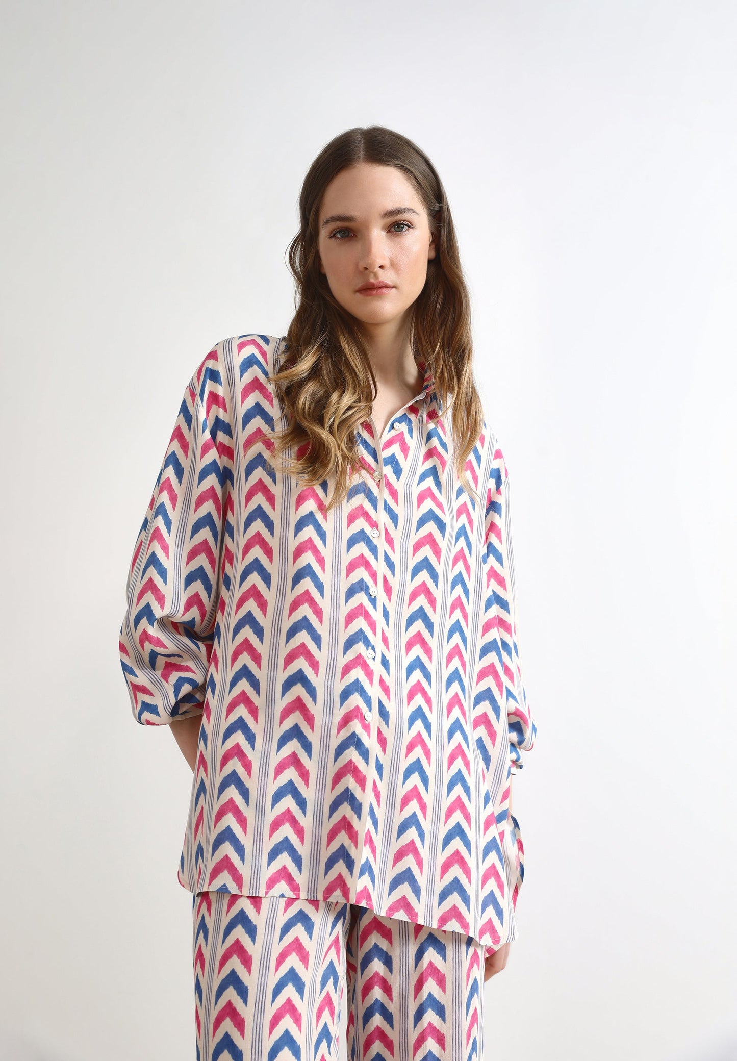 CAMISA COM PADRÃO FLUIDA