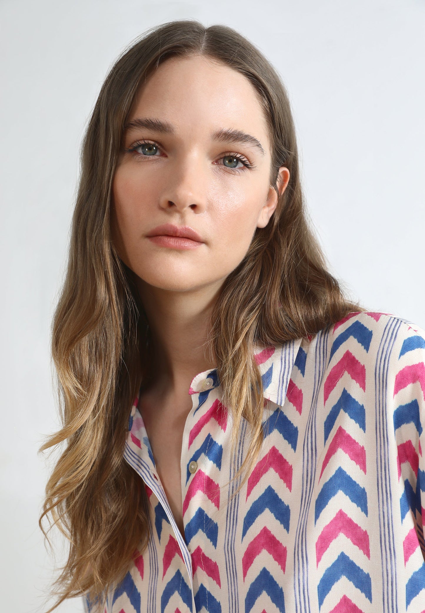 CAMISA COM PADRÃO FLUIDA