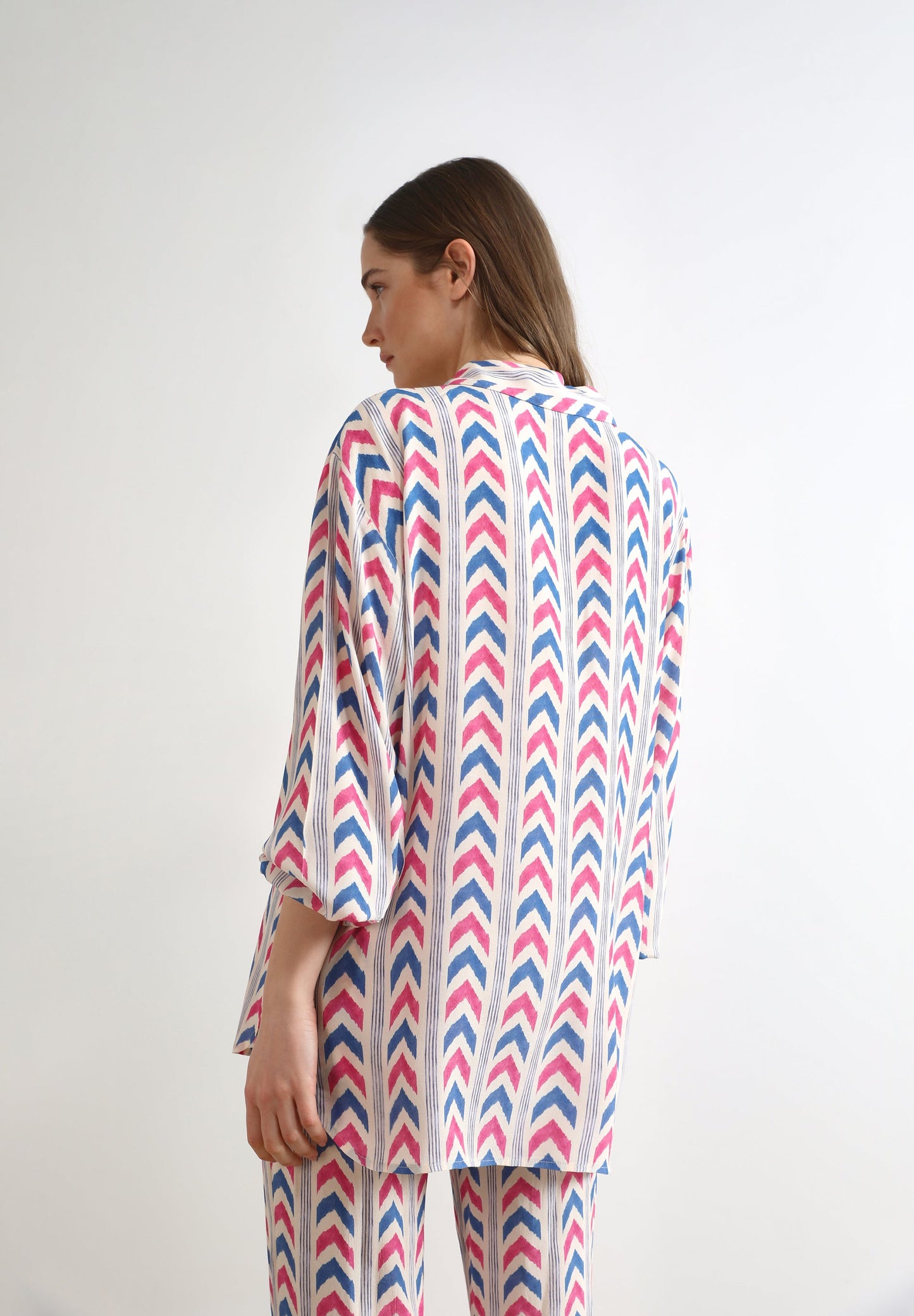 CAMISA COM PADRÃO FLUIDA