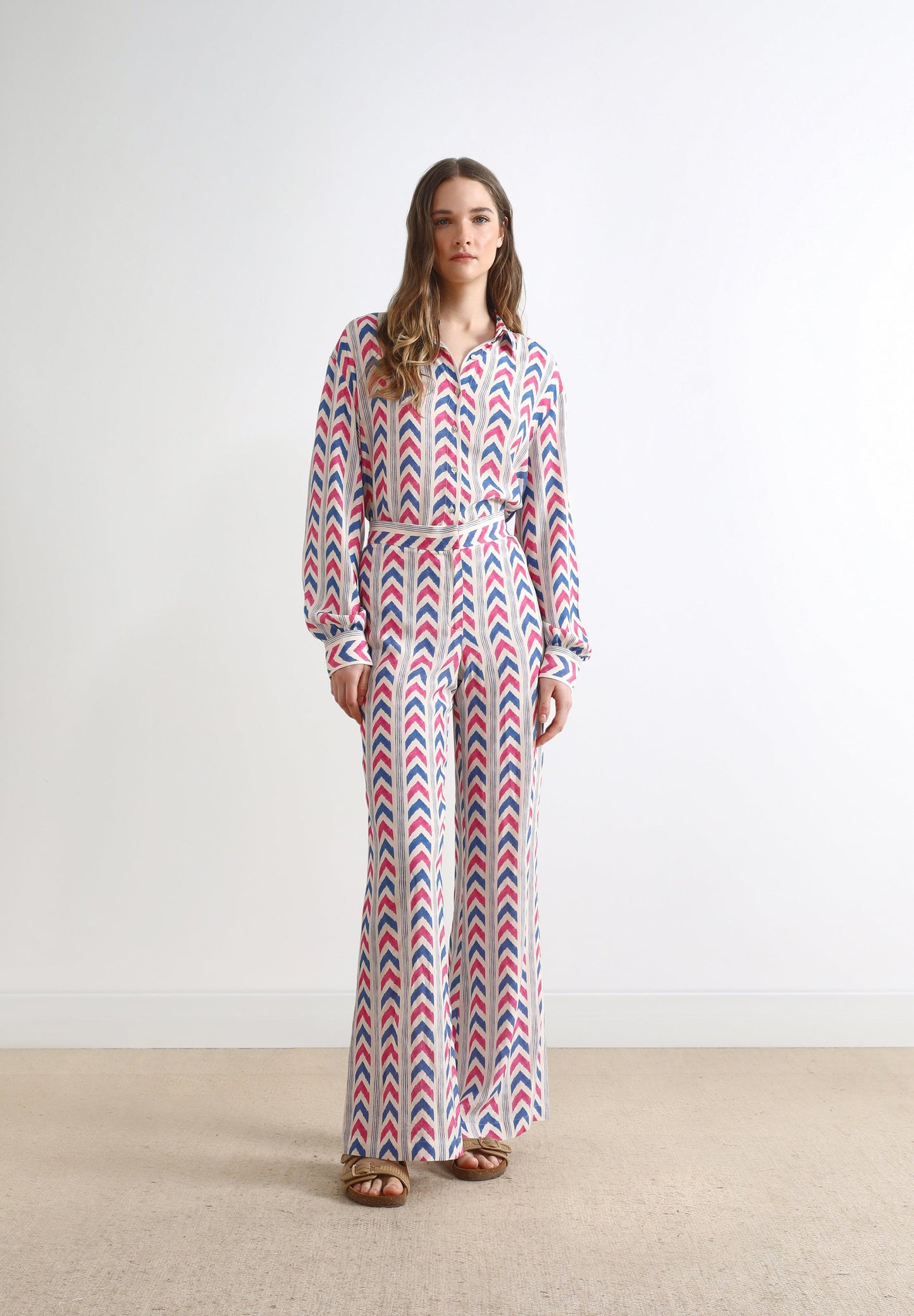 CALÇAS BOCA DE SINO COM PADRÃO