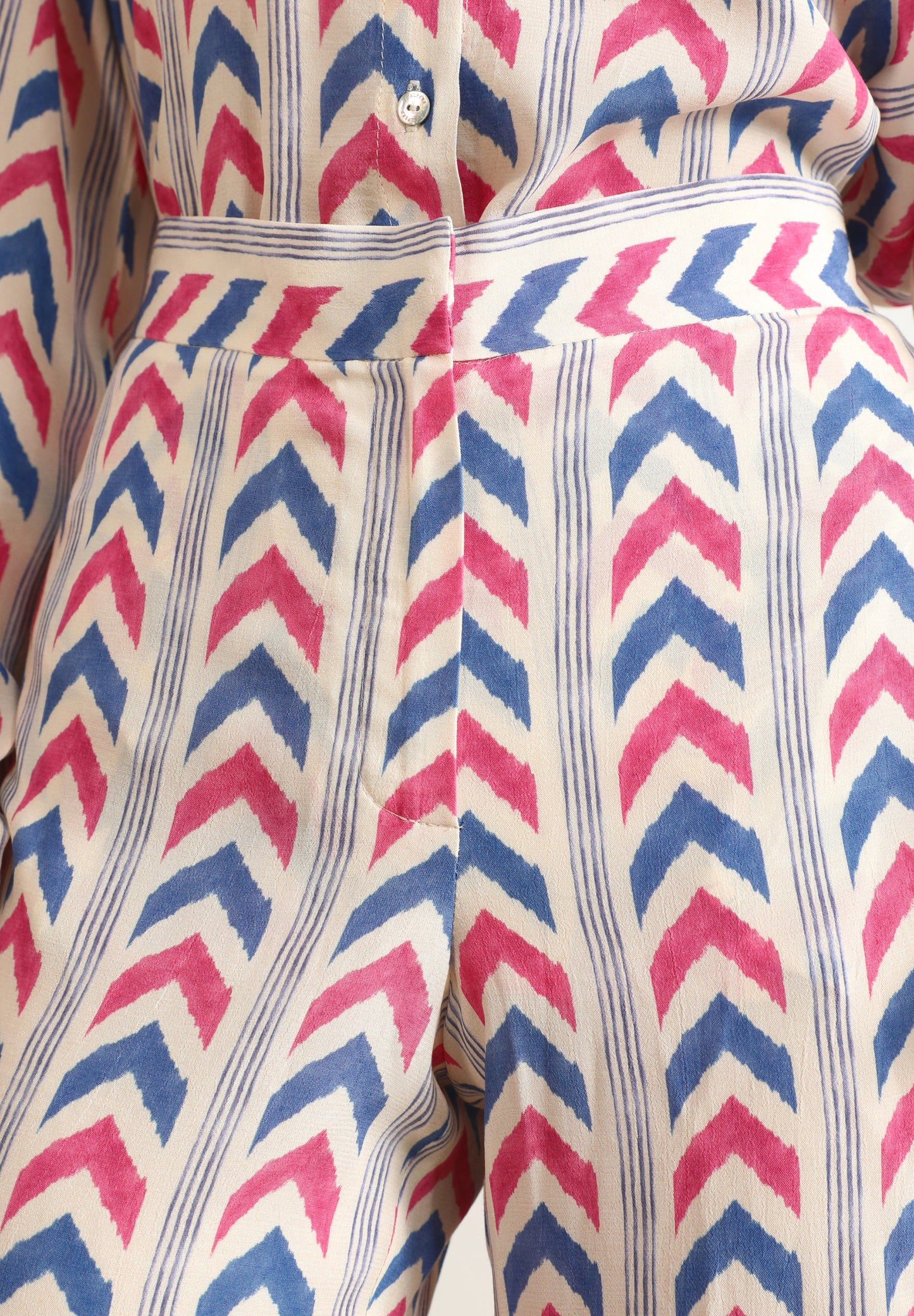 CALÇAS BOCA DE SINO COM PADRÃO