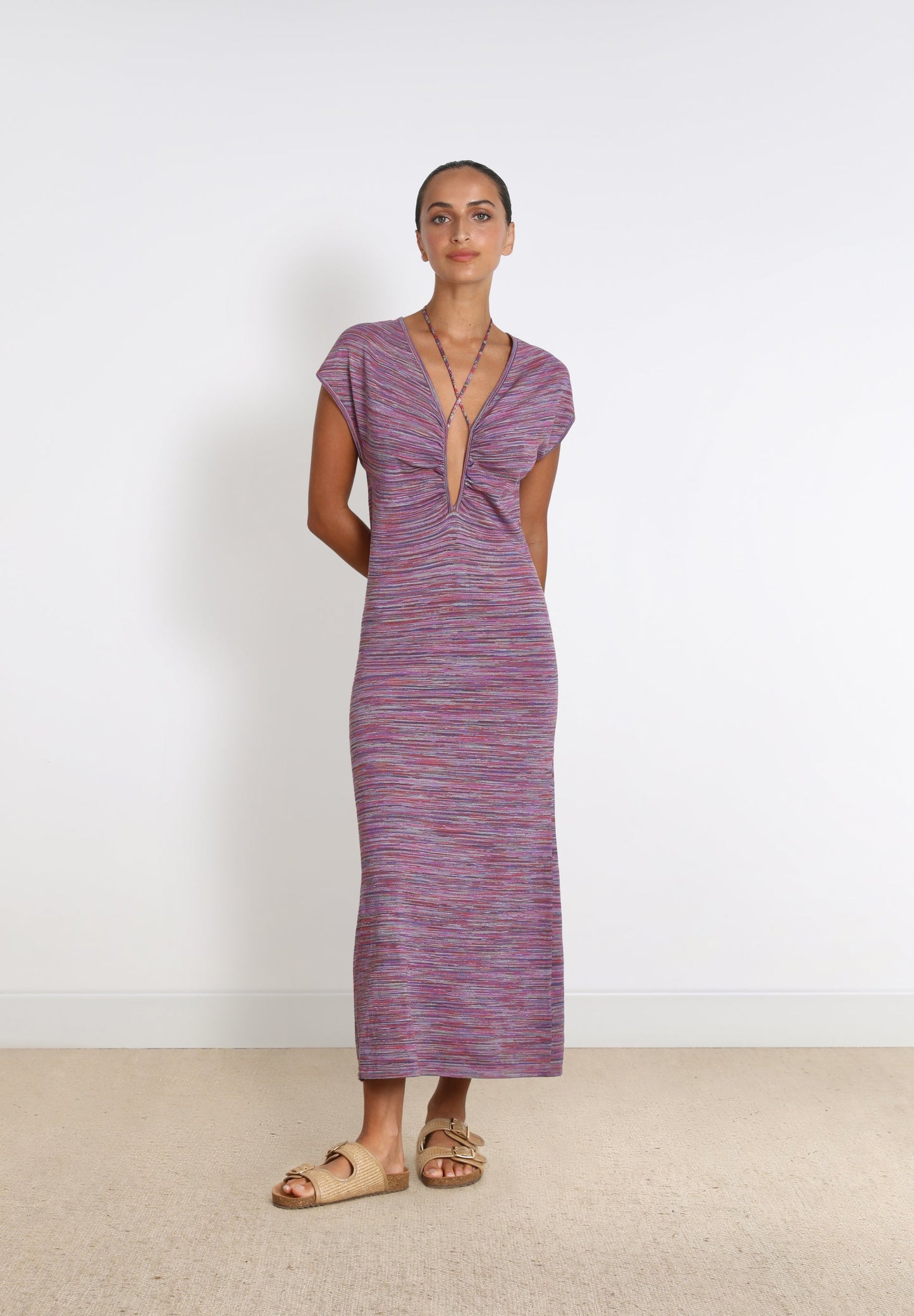 VESTIDO DE MALHA COM LAÇO E DECOTE