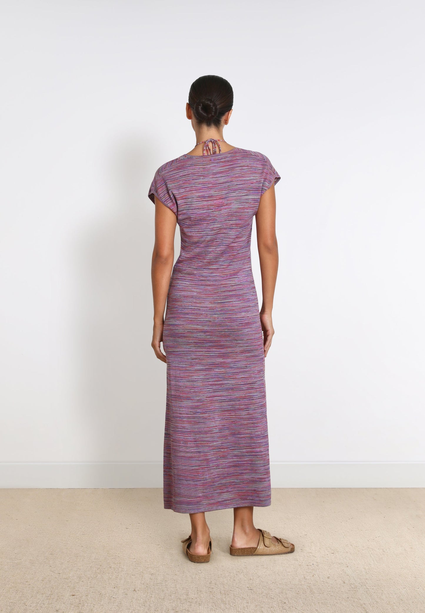 VESTIDO DE MALHA COM LAÇO E DECOTE