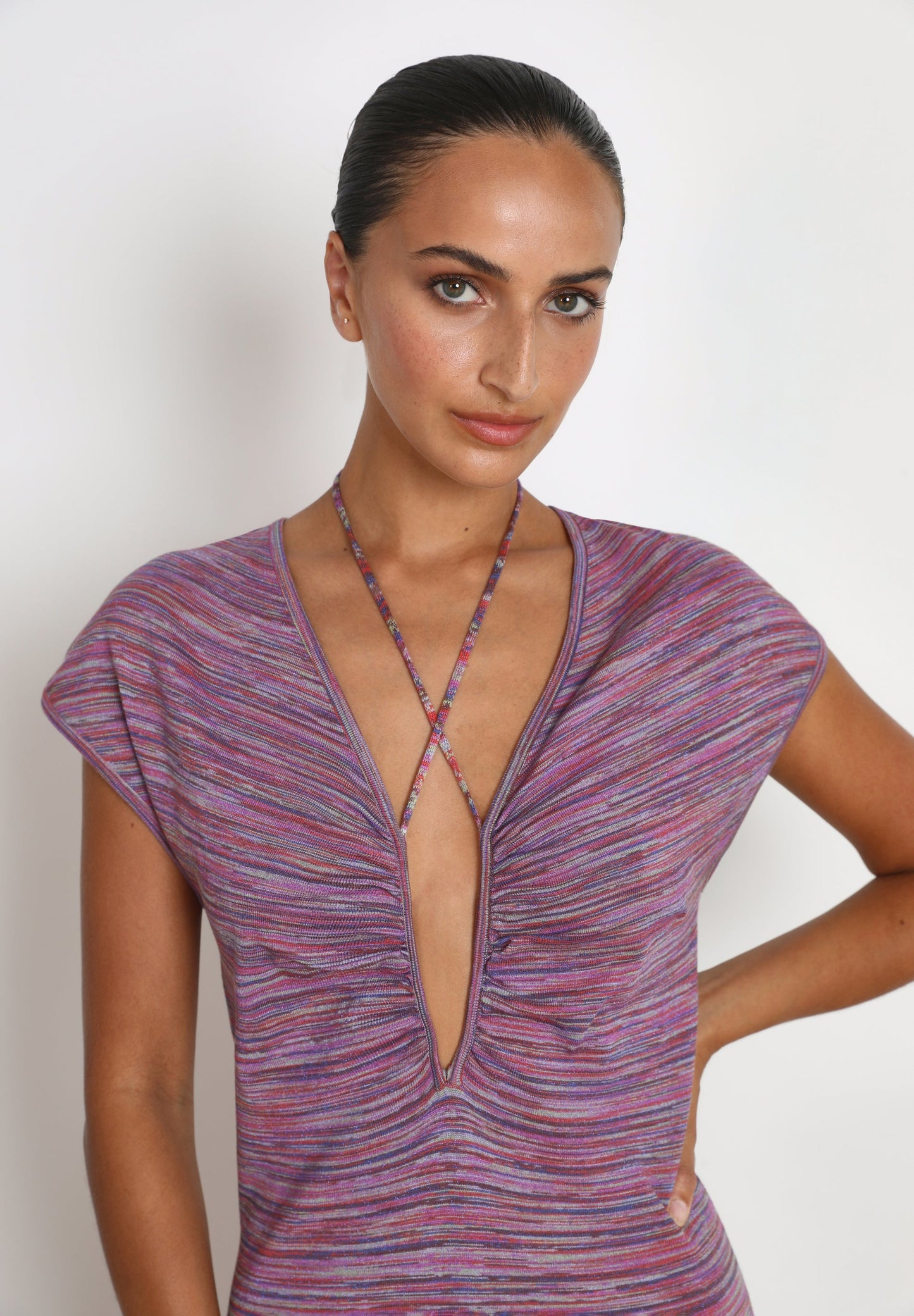 VESTIDO DE MALHA COM LAÇO E DECOTE