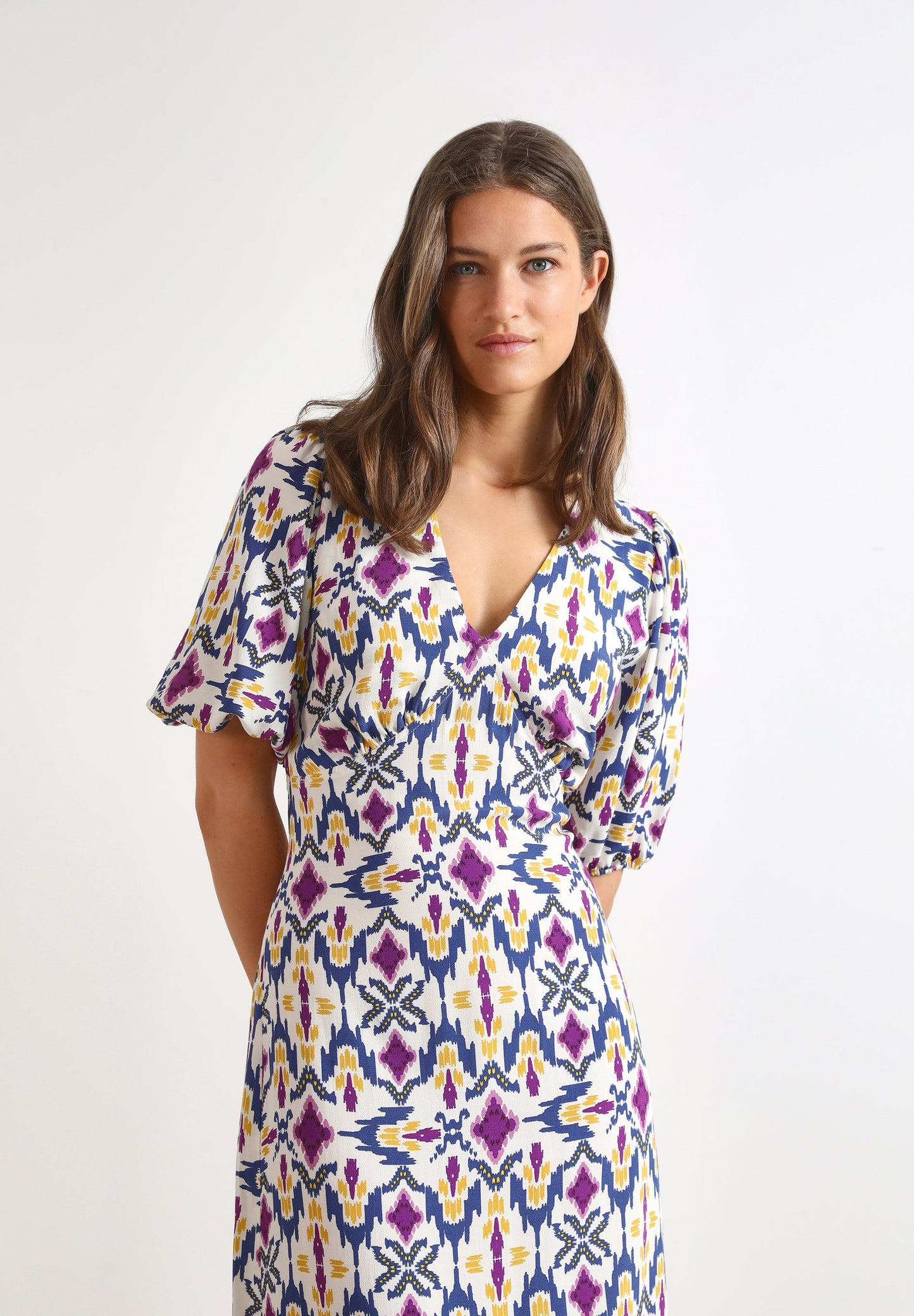 VESTIDO MIDI COM PADRÃO E ABERTURA NAS COSTAS