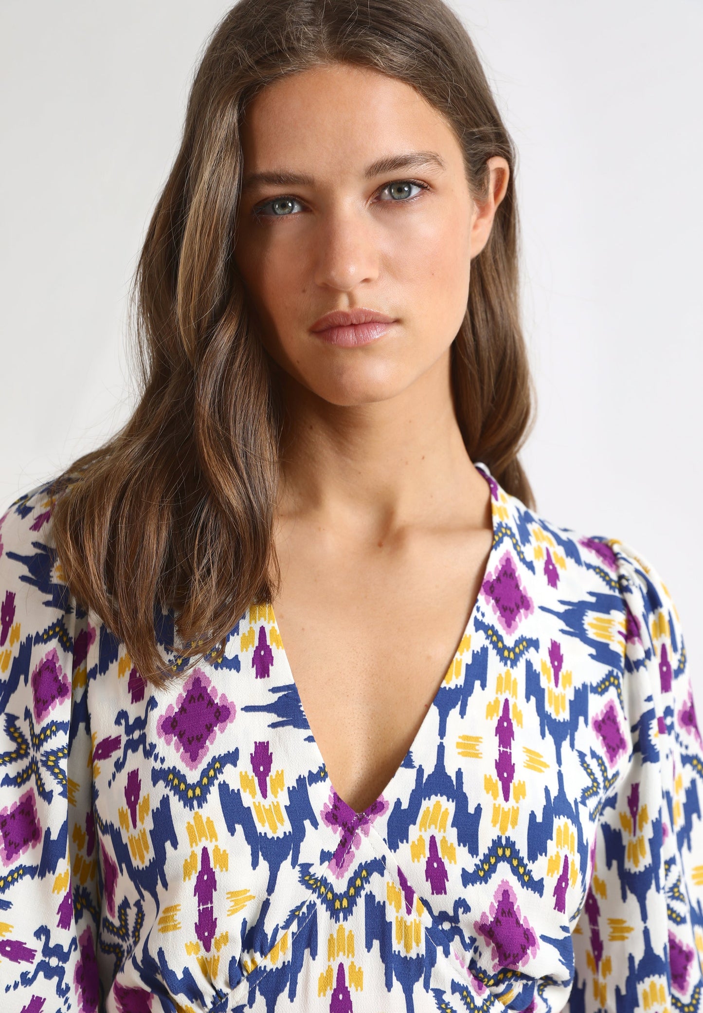 VESTIDO MIDI COM PADRÃO E ABERTURA NAS COSTAS