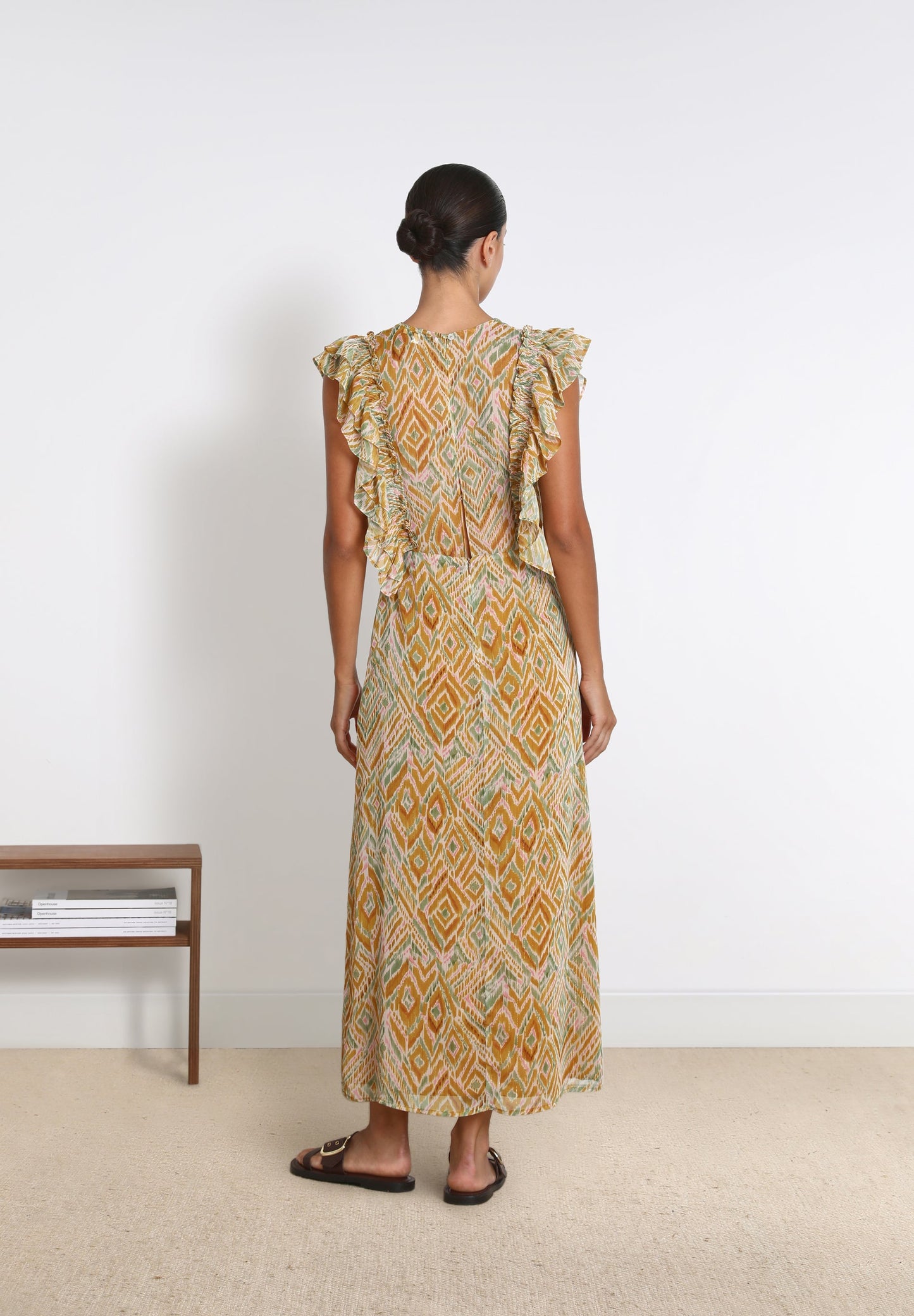 VESTIDO MIDI COM MANGA DE FOLHOS