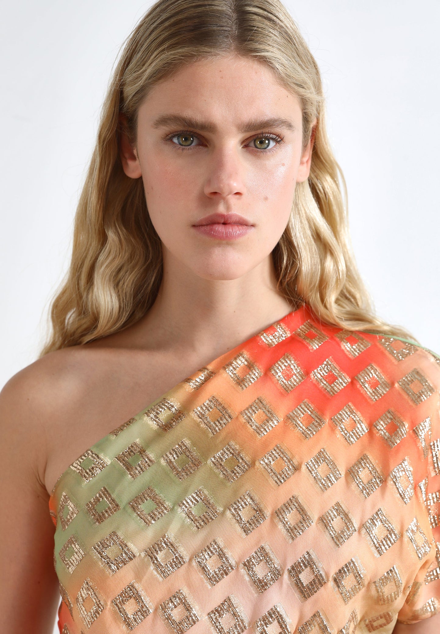 VESTIDO ASSIMÉTRICO COM PADRÃO METALIZADO