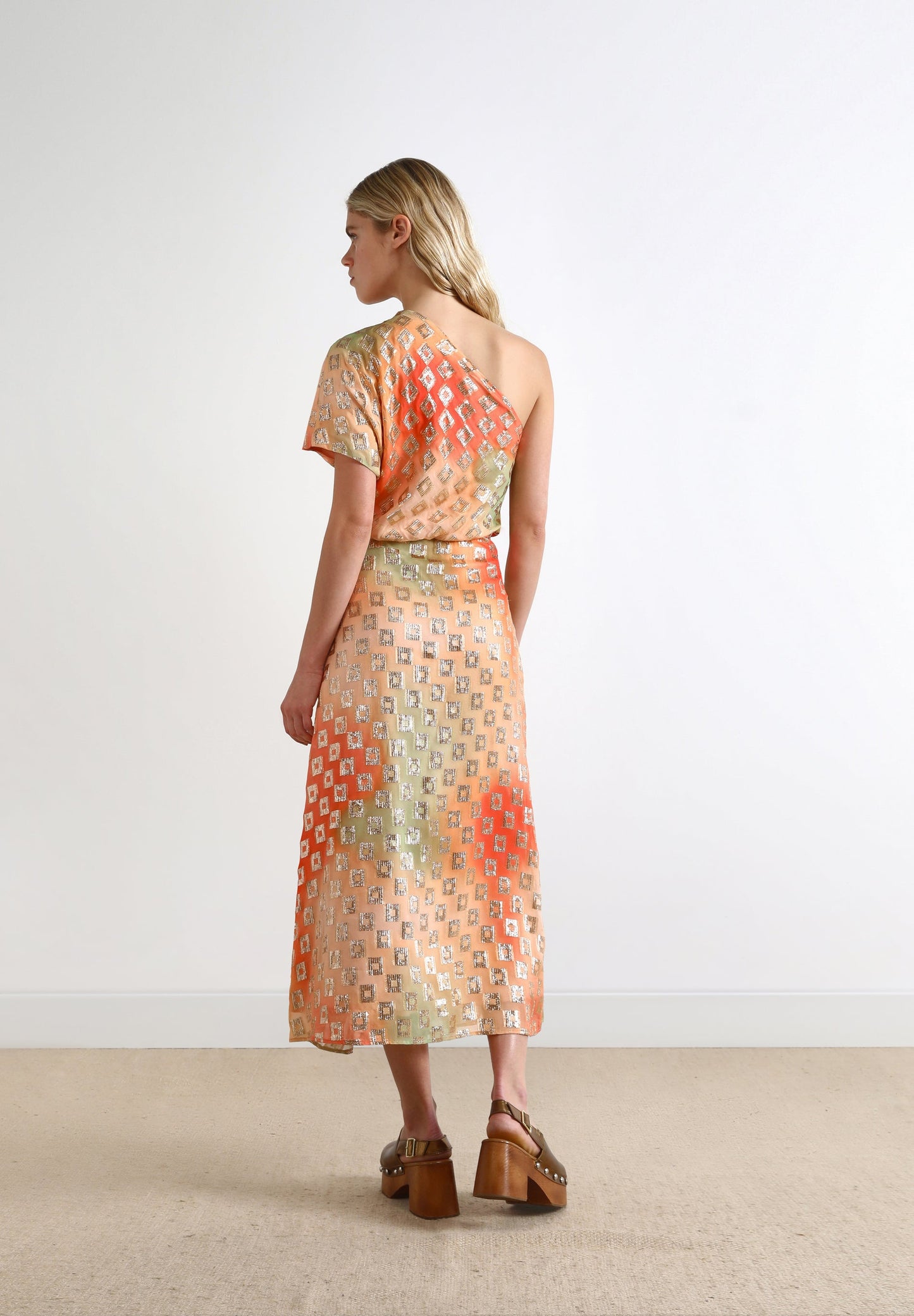 VESTIDO ASSIMÉTRICO COM PADRÃO METALIZADO