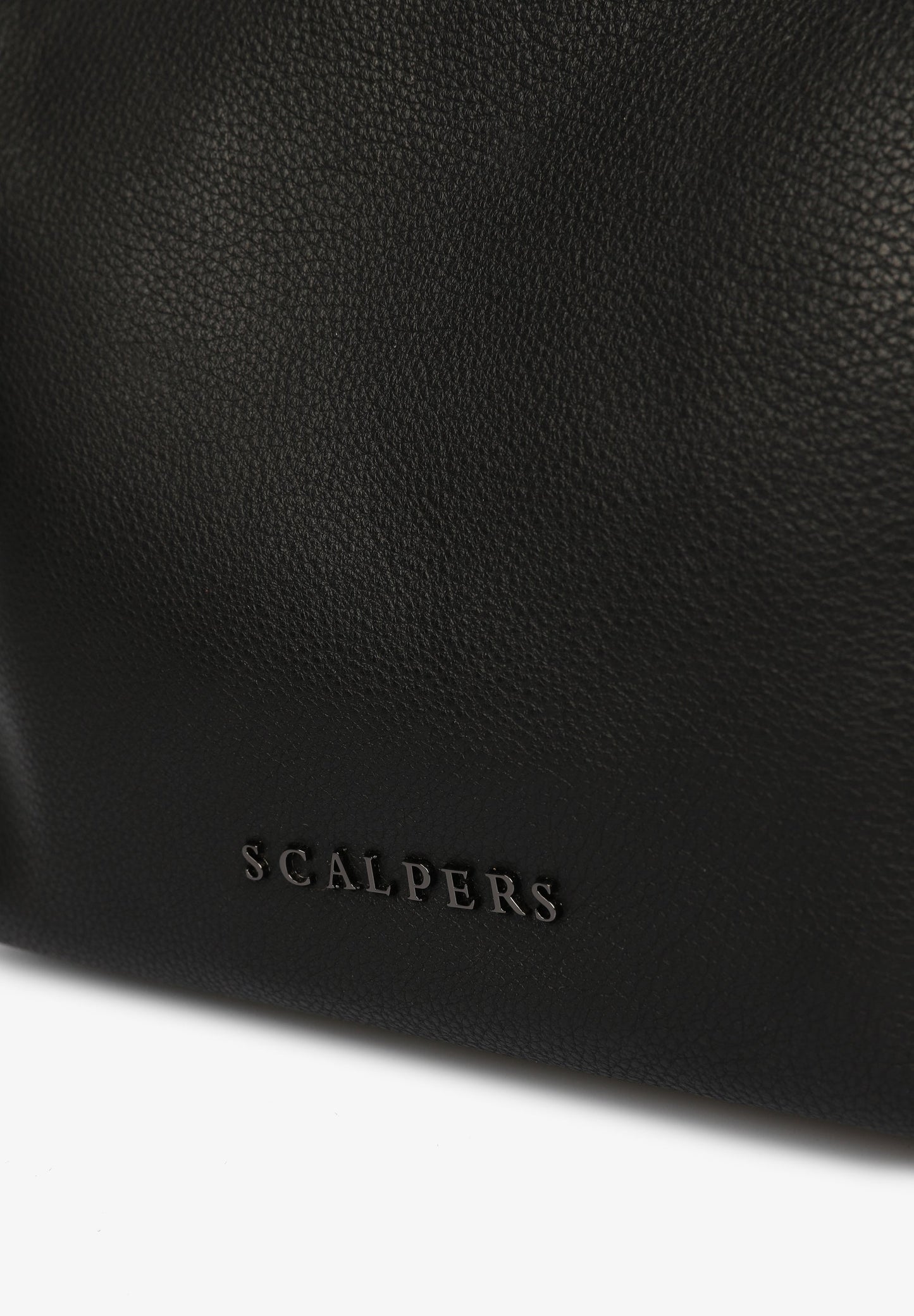 BOLSA EM PELE COM CORRENTE