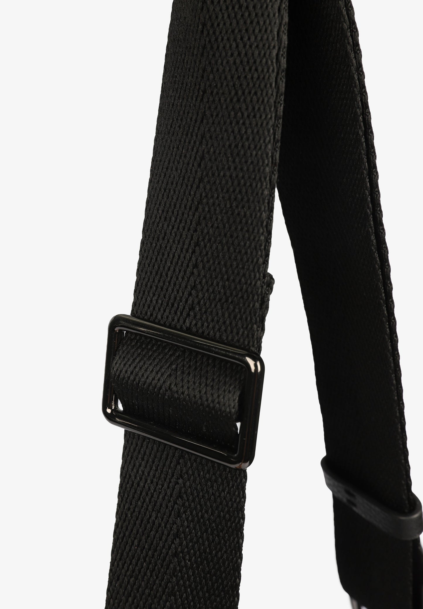 BOLSA EM PELE COM CORRENTE