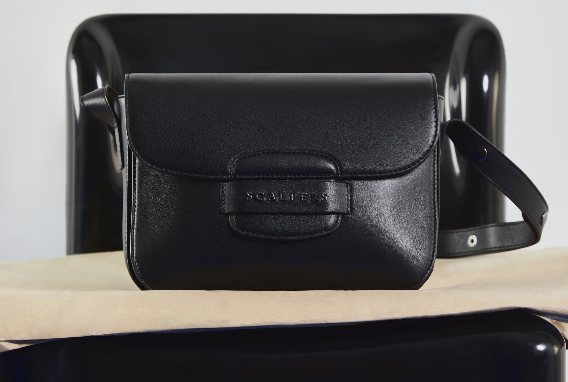 BOLSA DE PELE DETALHE FECHO