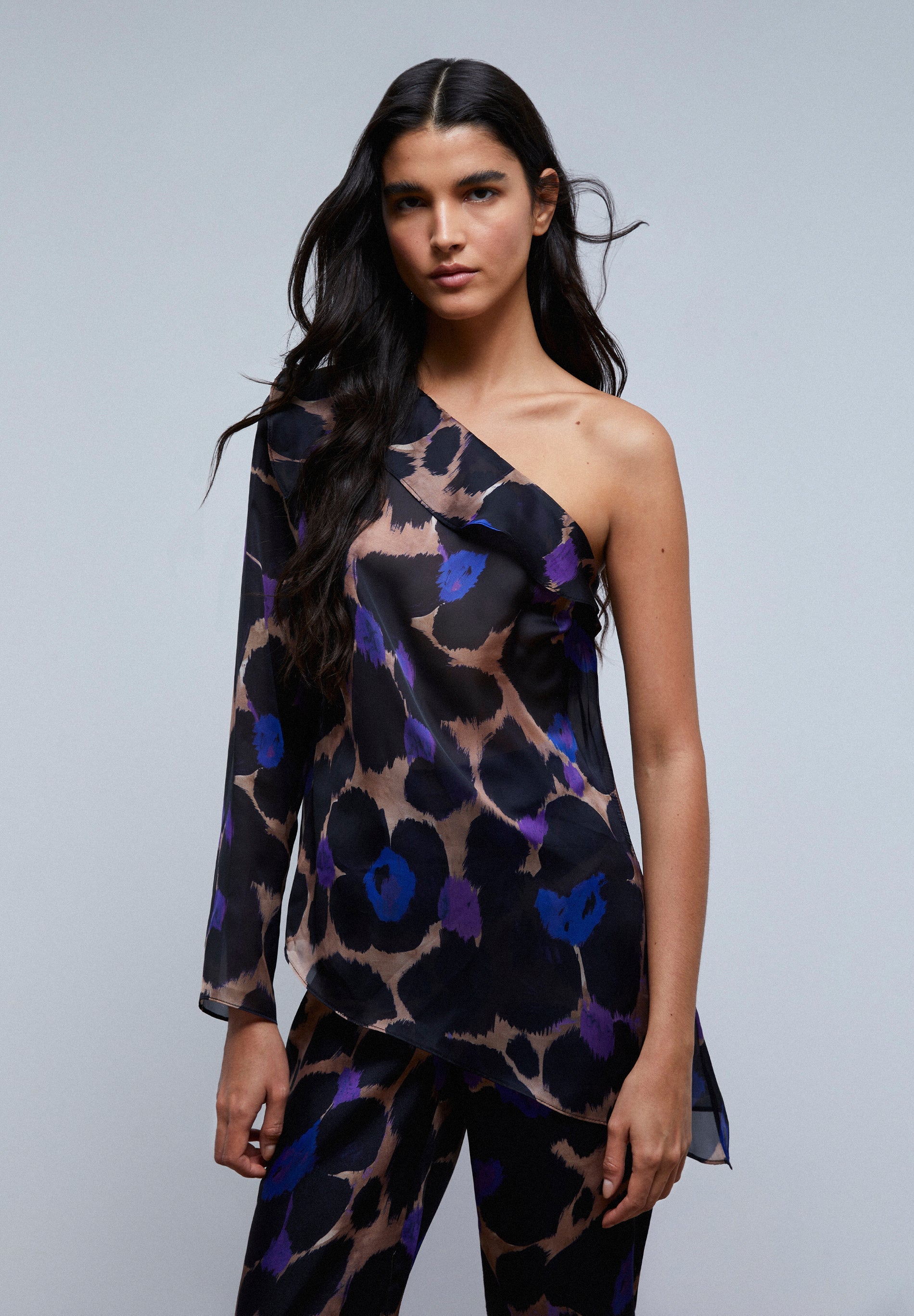 BLUSA ASSIMÉTRICA COM ESTAMPADO ANIMAL