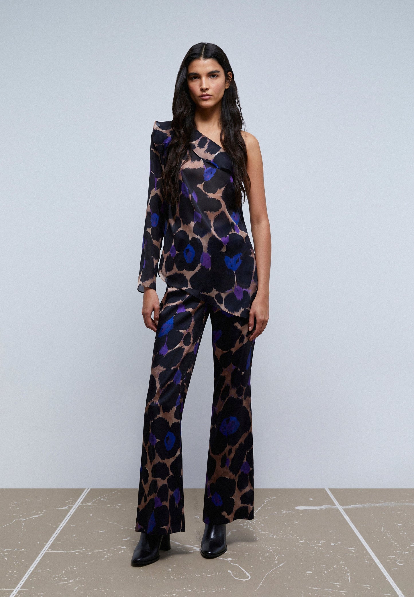 BLUSA ASSIMÉTRICA COM ESTAMPADO ANIMAL