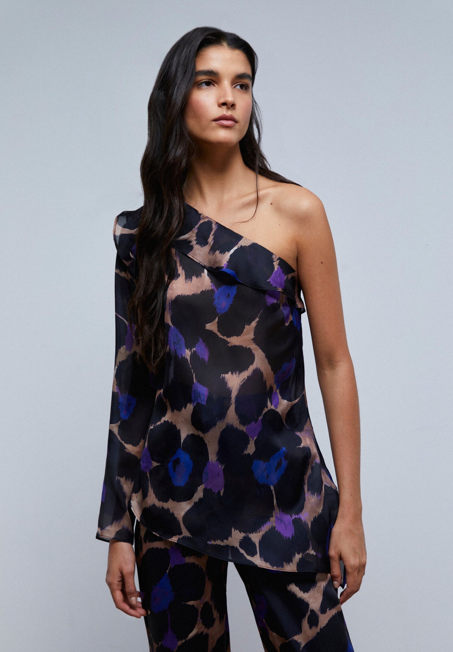 BLUSA ASSIMÉTRICA COM ESTAMPADO ANIMAL