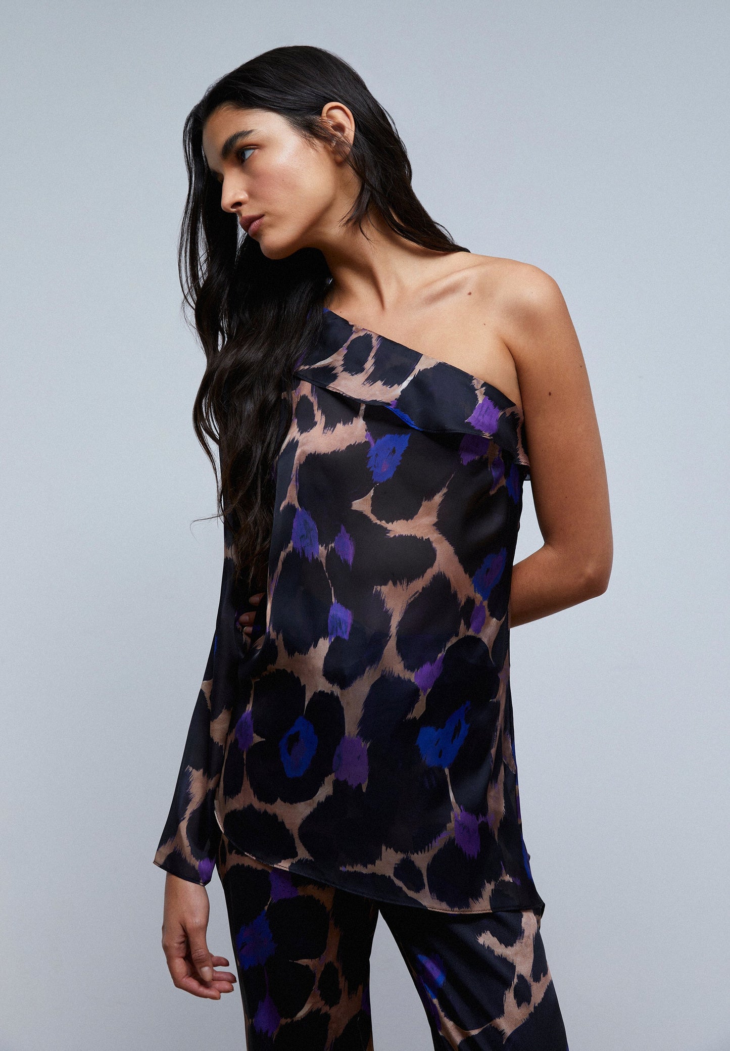 BLUSA ASSIMÉTRICA COM ESTAMPADO ANIMAL