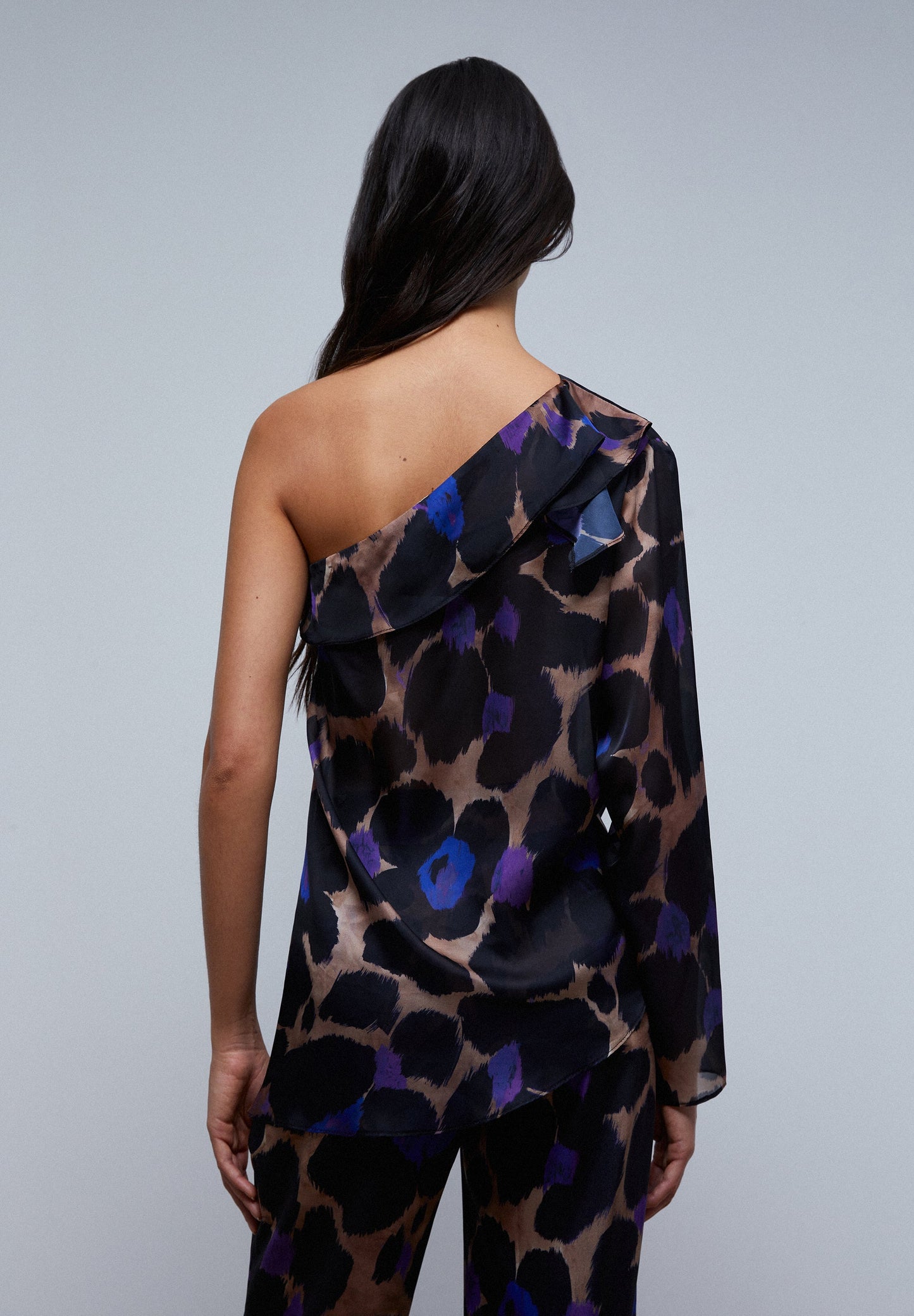 BLUSA ASSIMÉTRICA COM ESTAMPADO ANIMAL