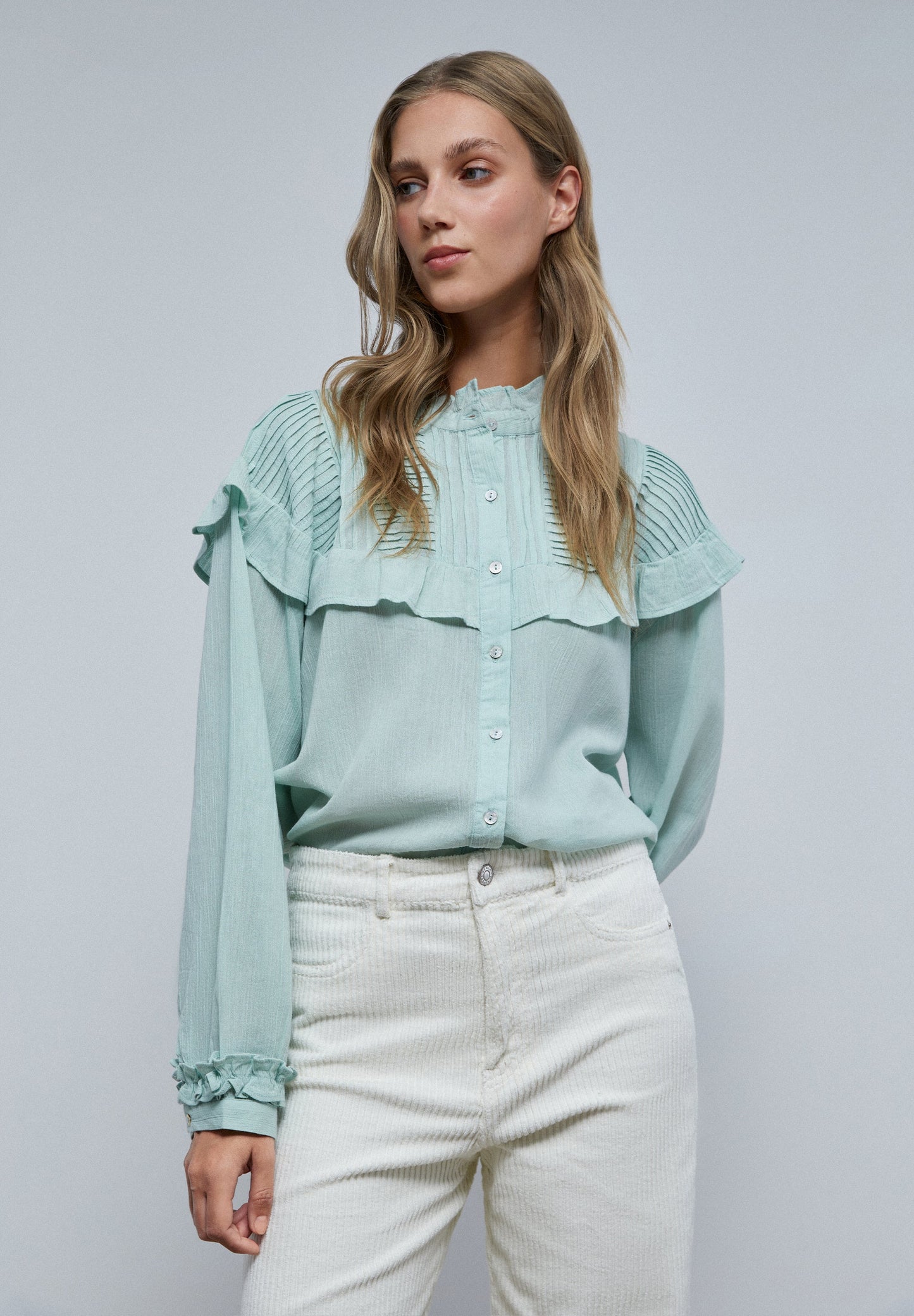 BLUSA COM FOLHOS NA PARTE SUPERIOR