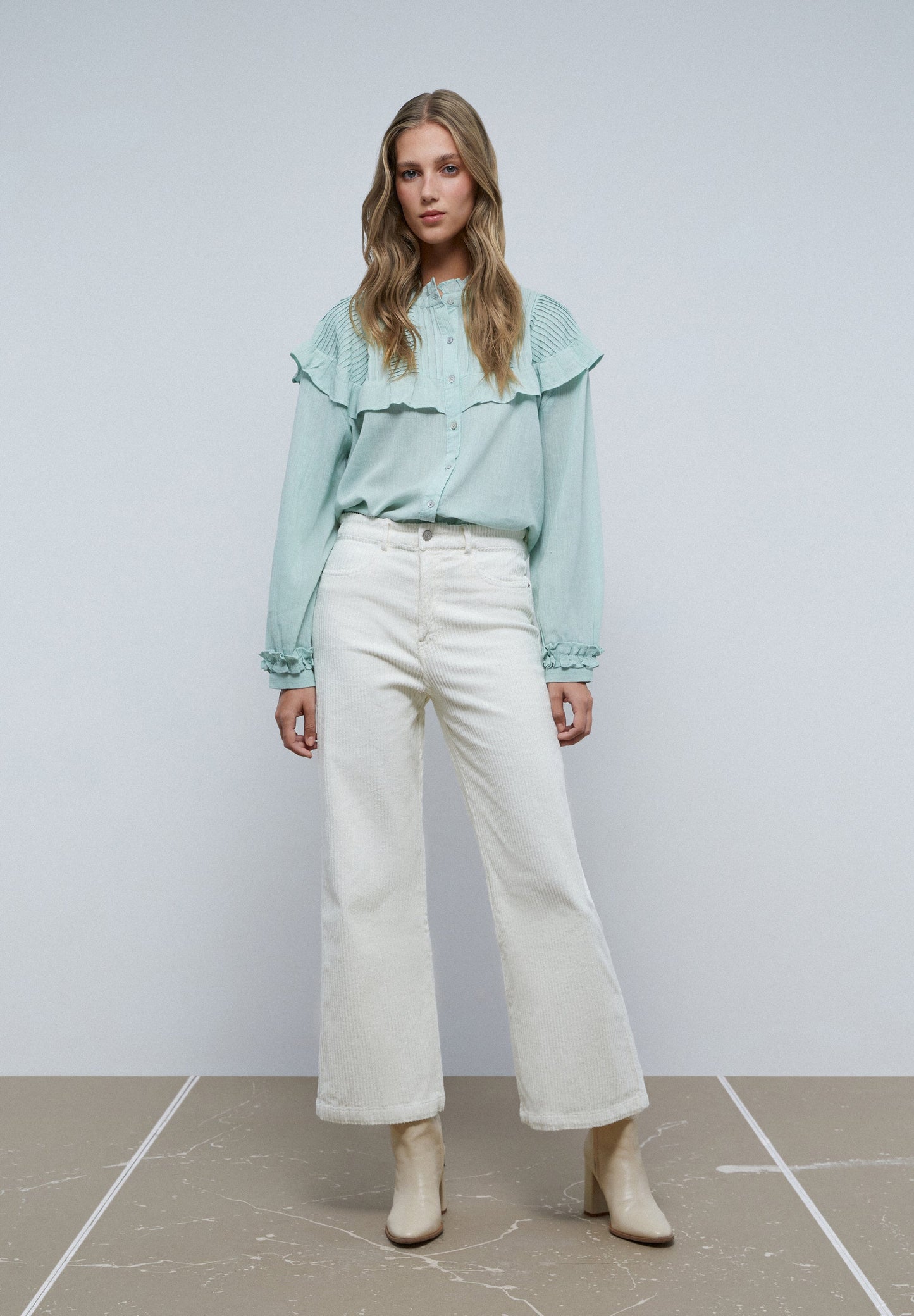 BLUSA COM FOLHOS NA PARTE SUPERIOR