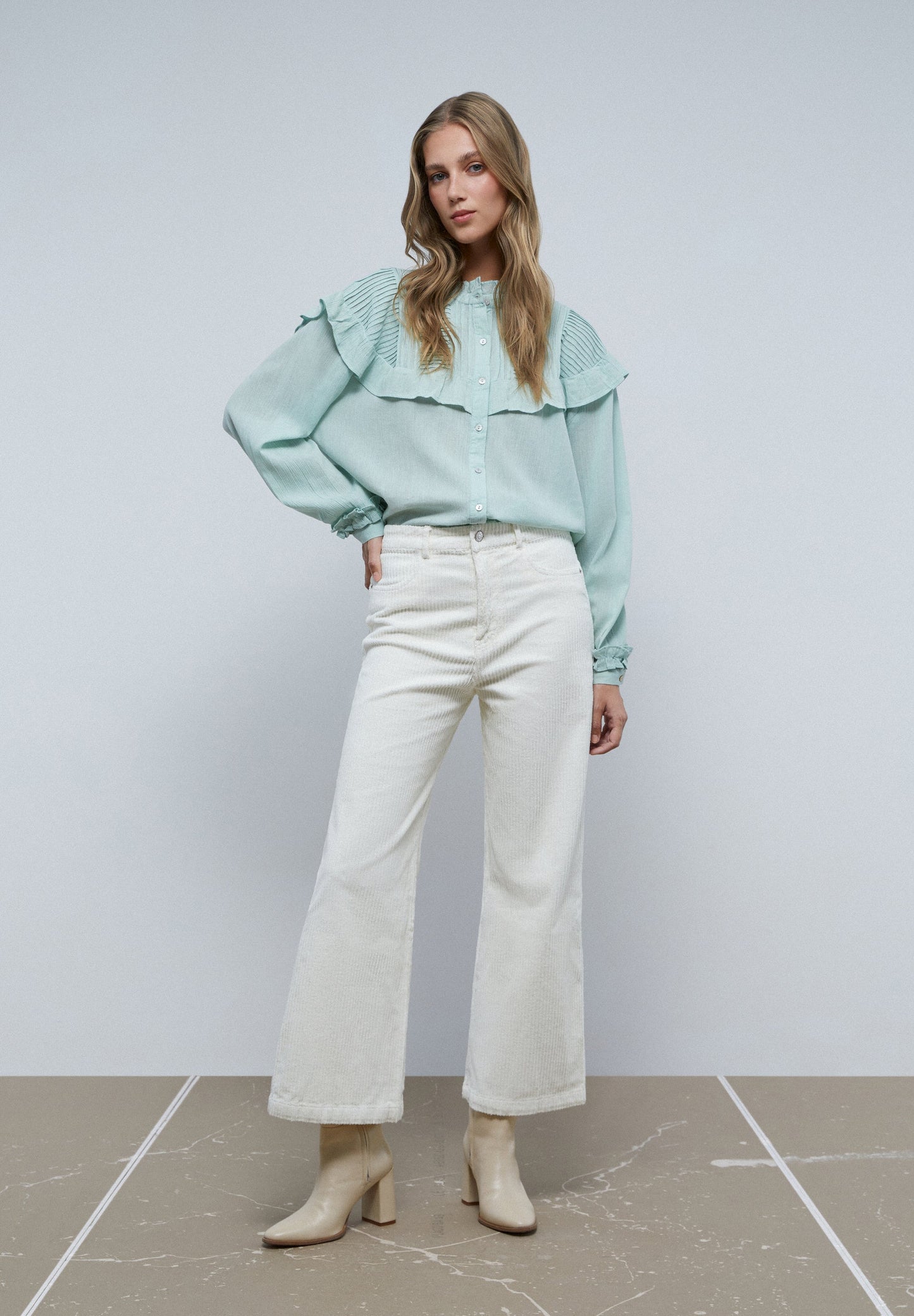 BLUSA COM FOLHOS NA PARTE SUPERIOR