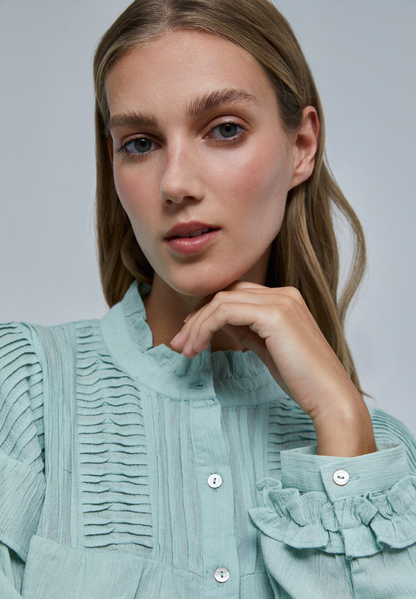 BLUSA COM FOLHOS NA PARTE SUPERIOR